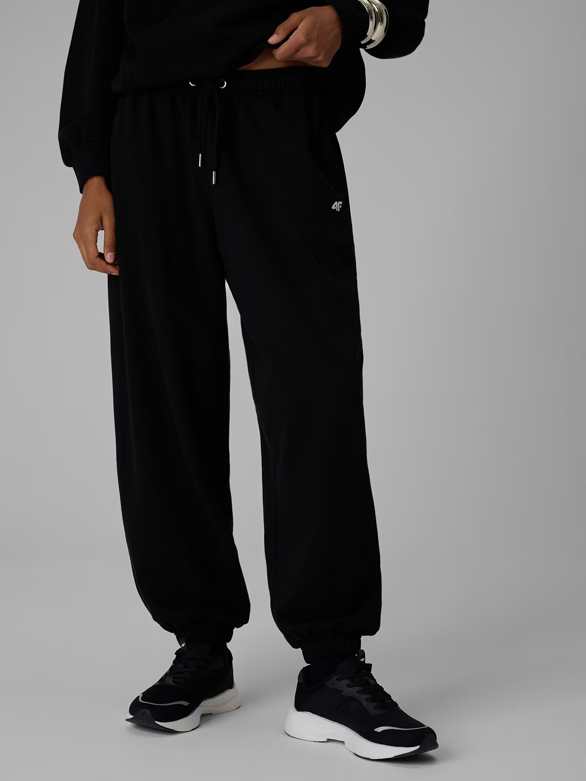 4F Pantaloni trening jogger pentru femei - negri L