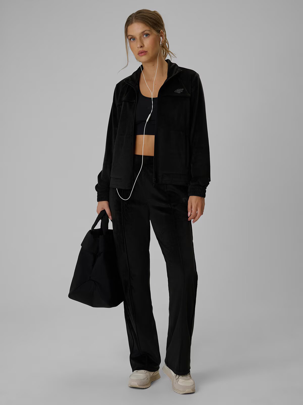 4F Pantaloni velur cu crac drept pentru femei - negri S