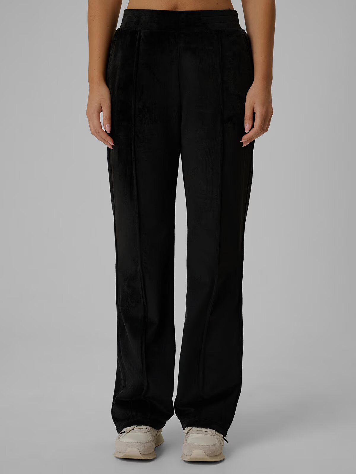 4F Pantaloni velur cu crac drept pentru femei - negri S