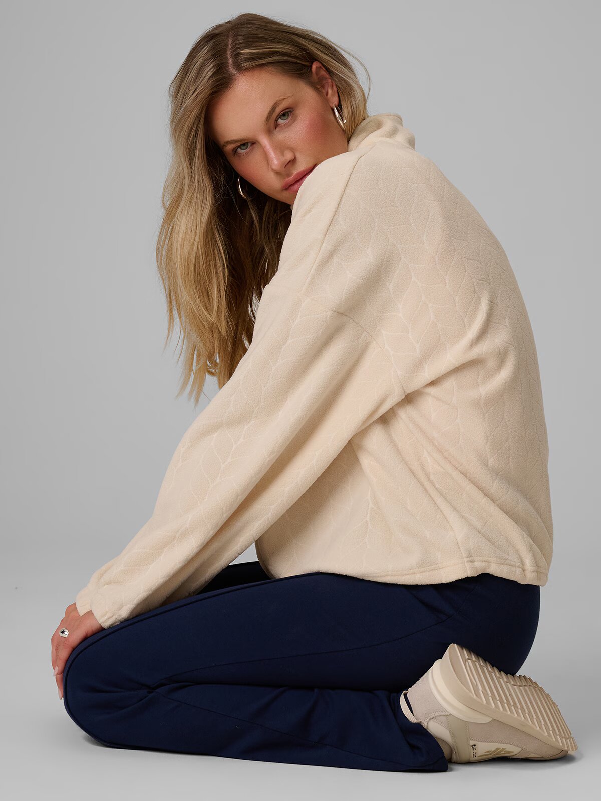 4F Polar cu guler loose pentru femei - crem XL