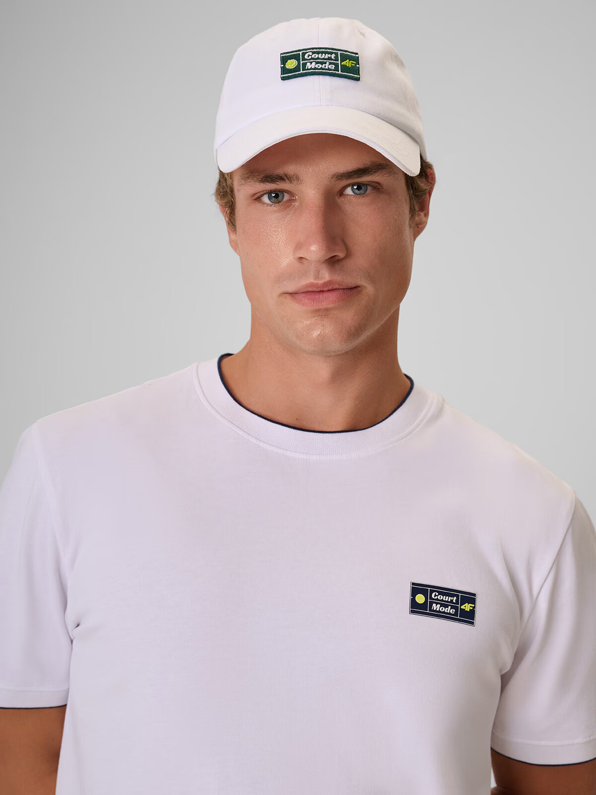 4F Șapcă cu cozoroc strapback bărbați - albă L/XL (60cm)