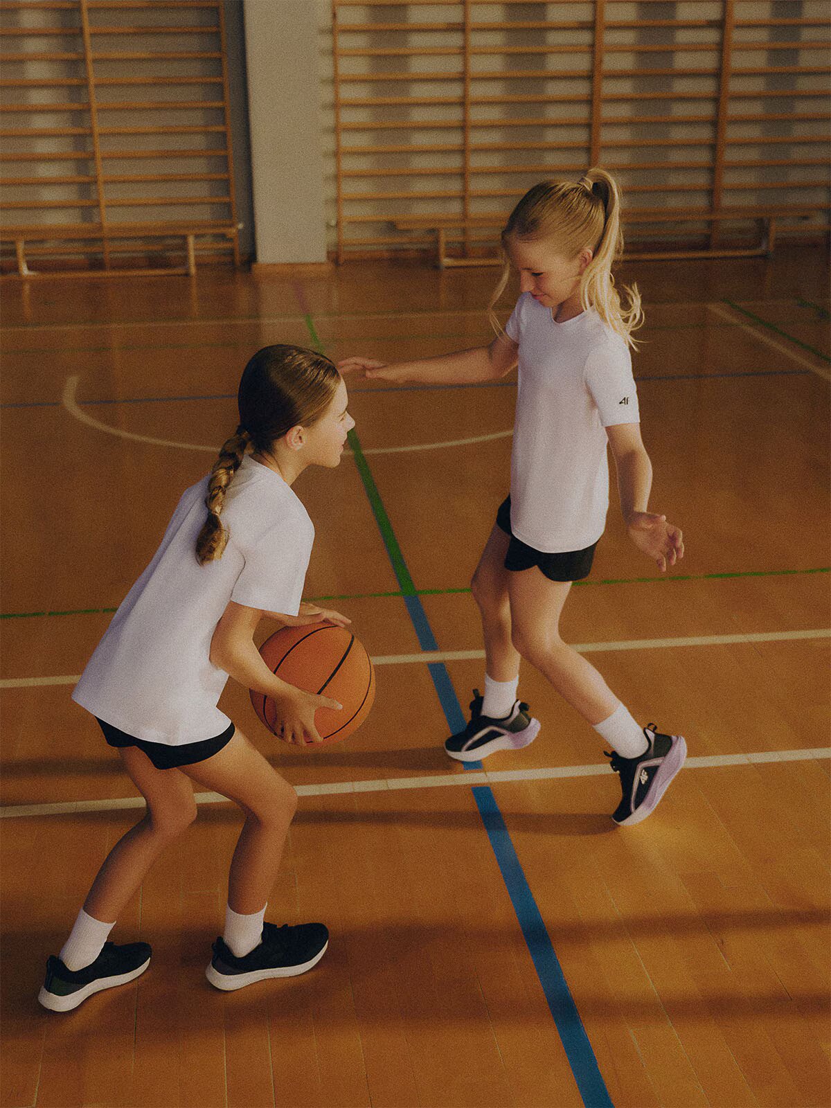 4F Set de sport pentru educație fizică (tricou+șort+săculeț) pentru fete - 134/140 (8-10 ani)