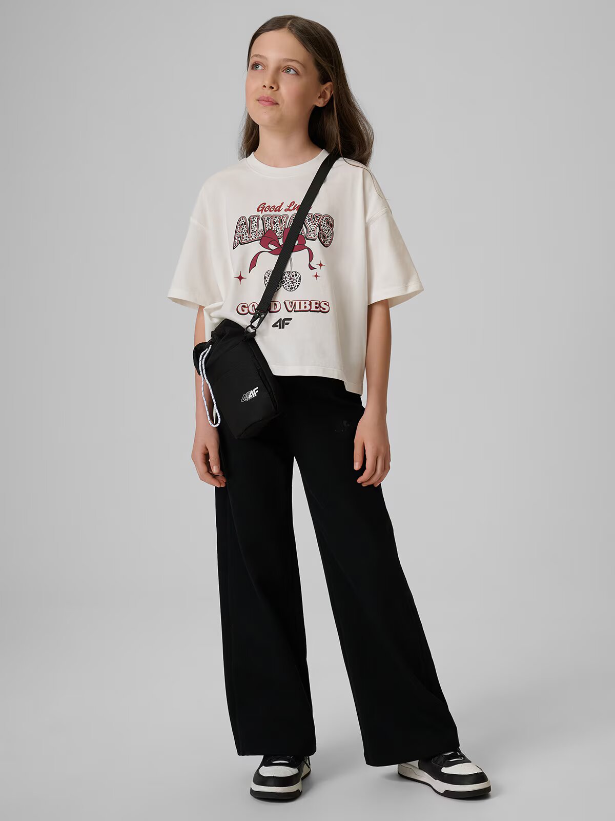 4F Tricou boxy cu imprimeu pentru fete - crem 122/128 (6-8 ani)