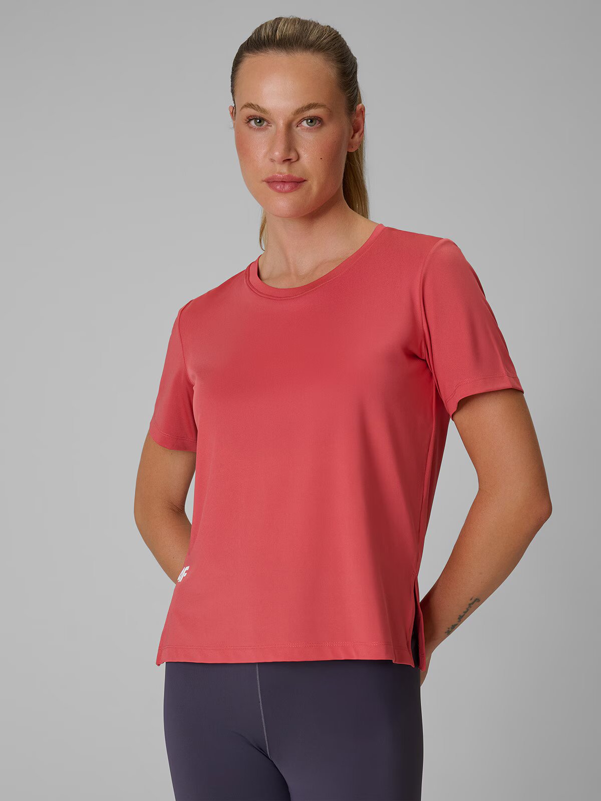 4F Tricou de antrenament loose cu uscare rapidă pentru femei - coral M