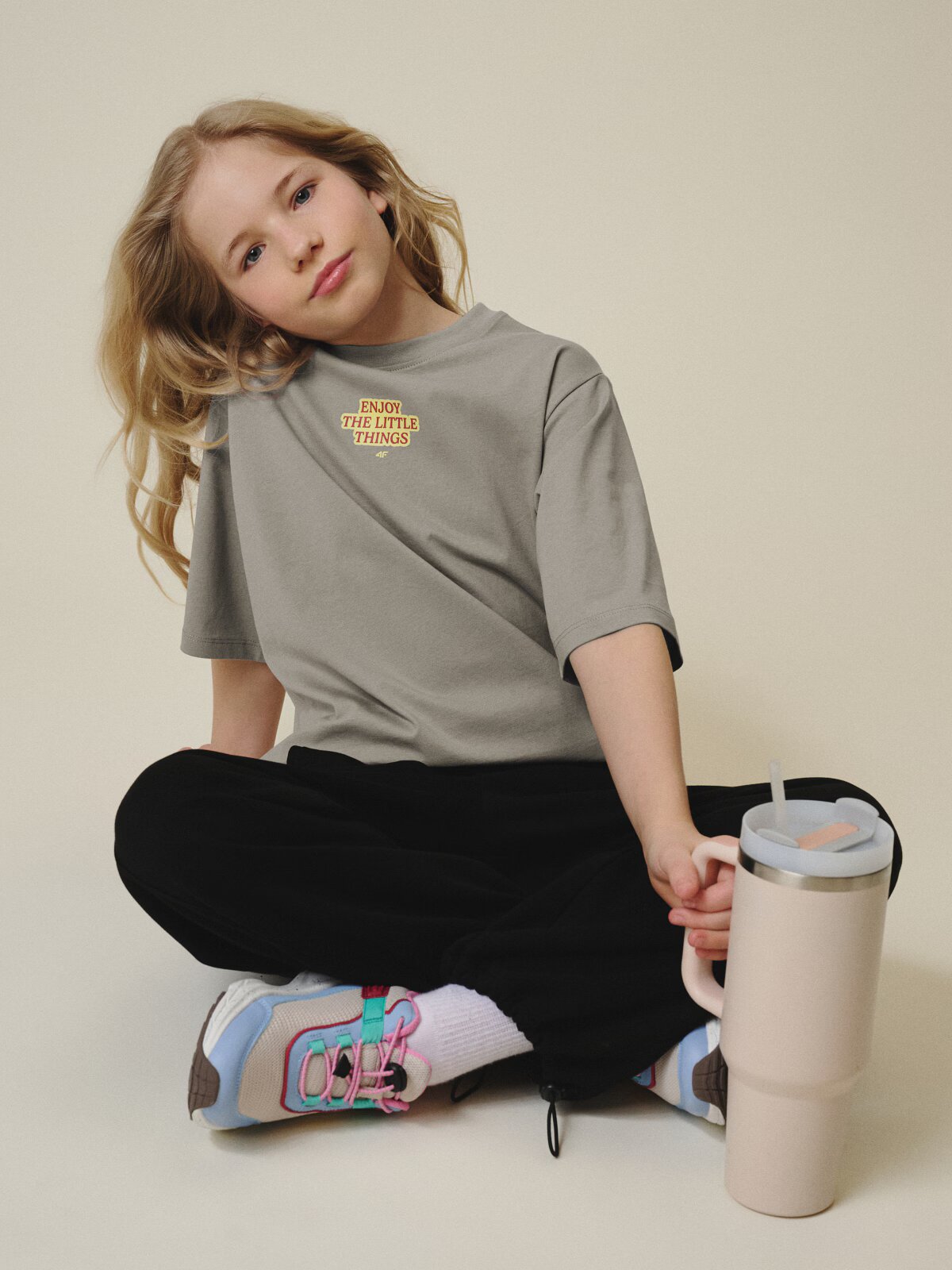 4F Tricou loose cu imprimeu pentru fete - 122/128 (6-8 ani)