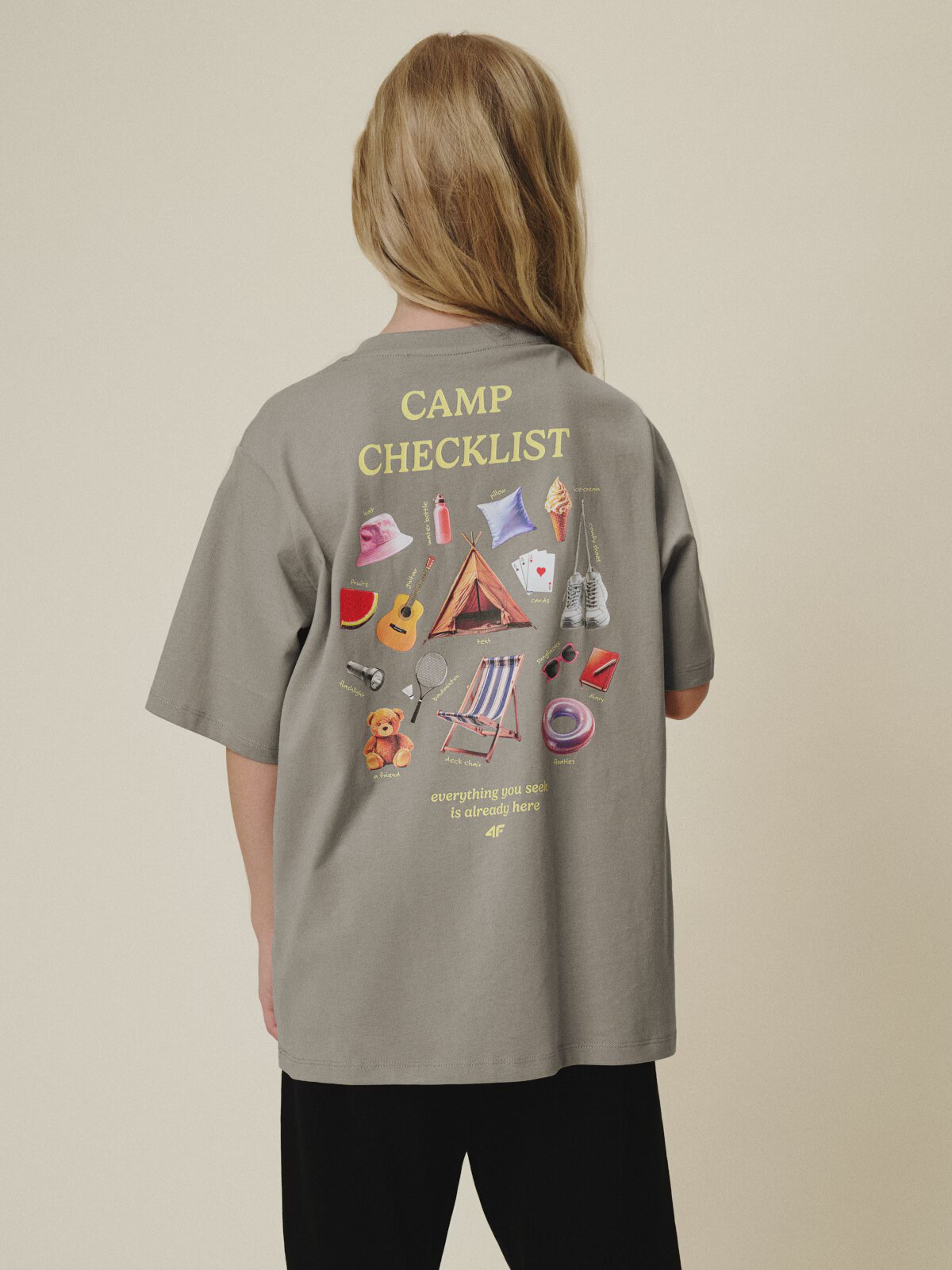 4F Tricou loose cu imprimeu pentru fete - 122/128 (6-8 ani)