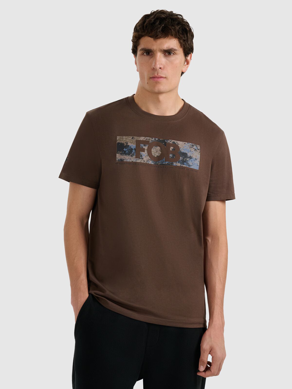 4F Tricou regular cu imprimeu pentru bărbați - maro S