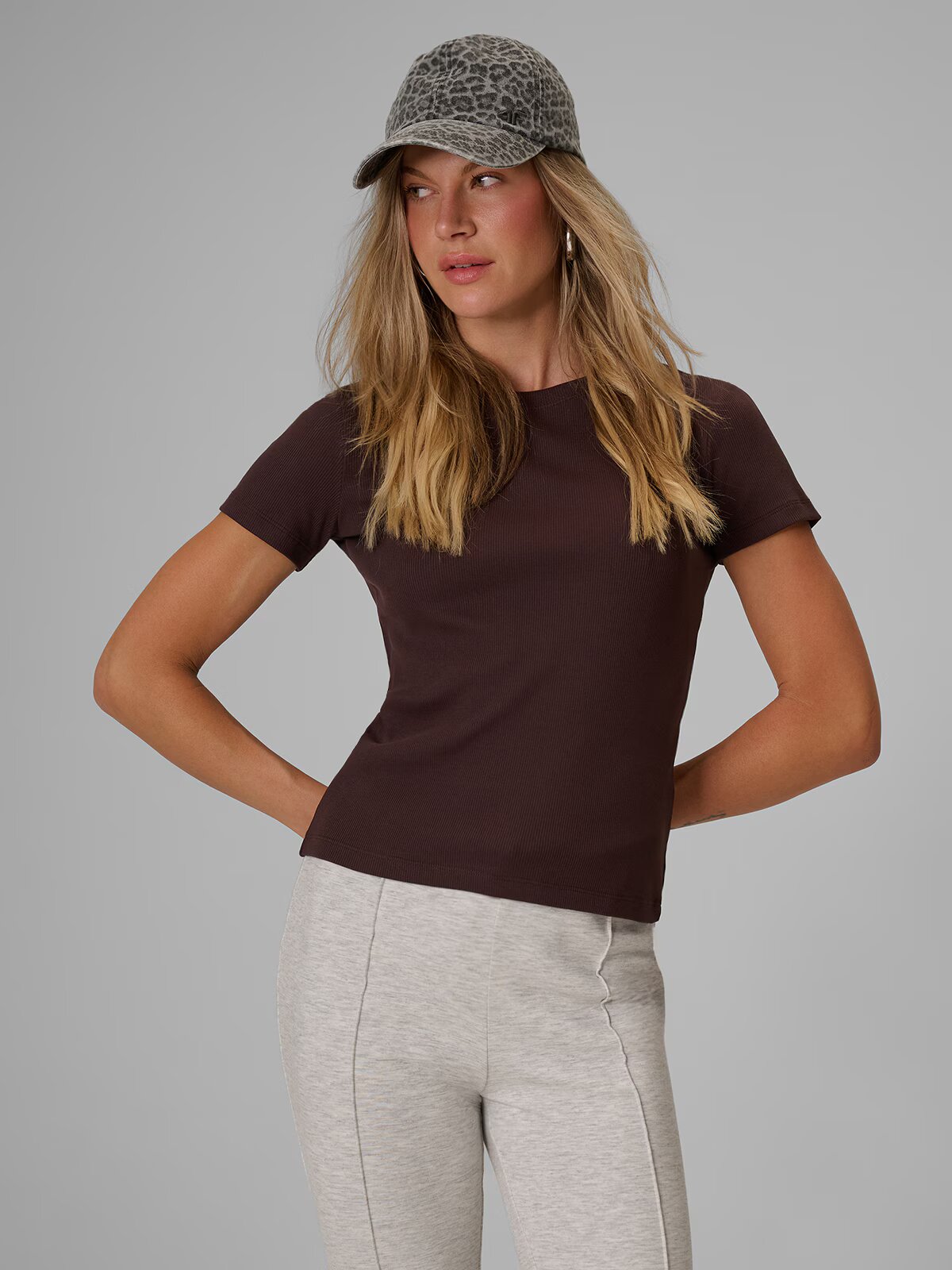 4F Tricou slim din tricot reiat pentru femei - maro XS