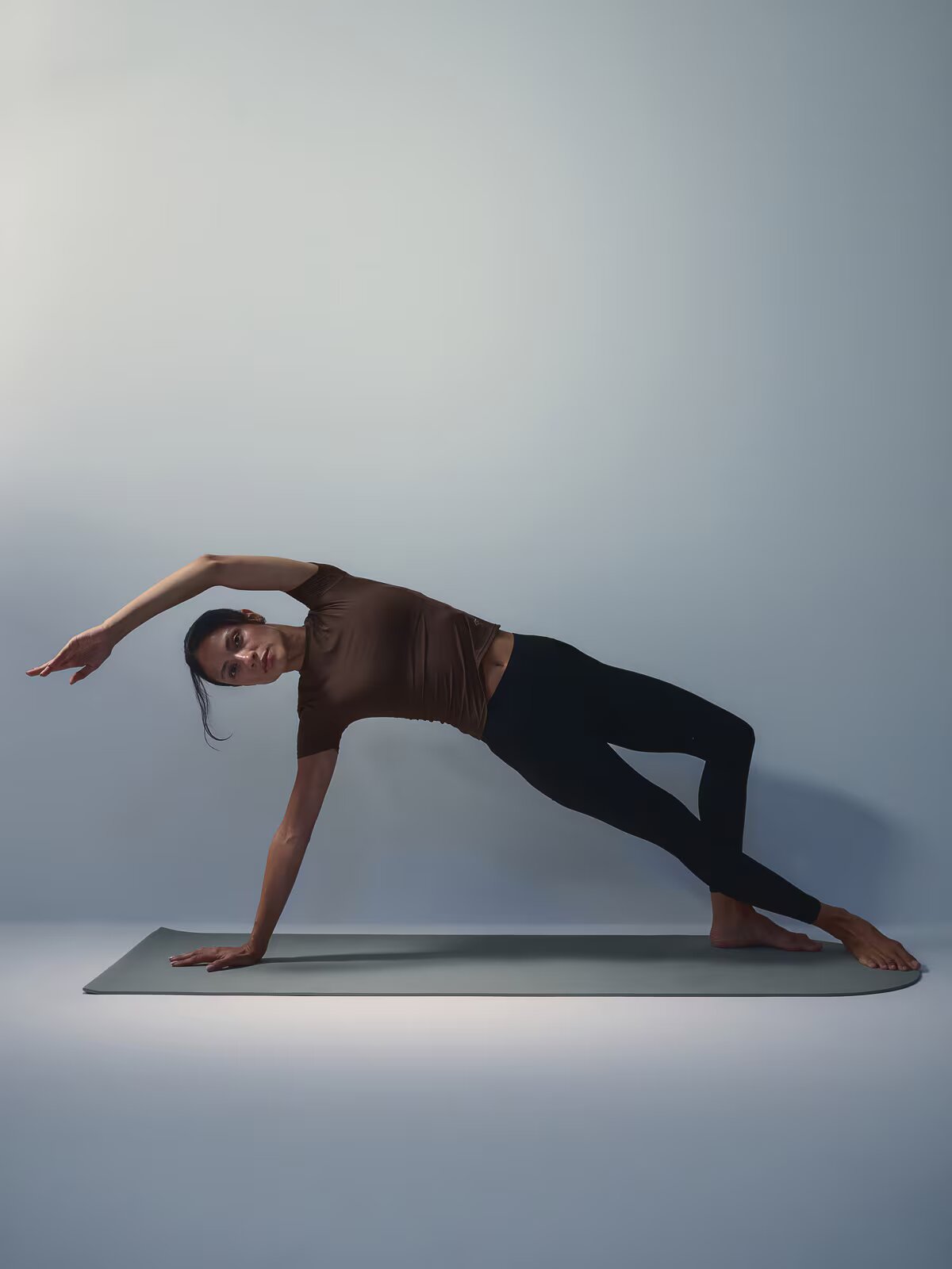 4F Tricou slim pentru yoga cu uscare rapidă pentru femei - maro M