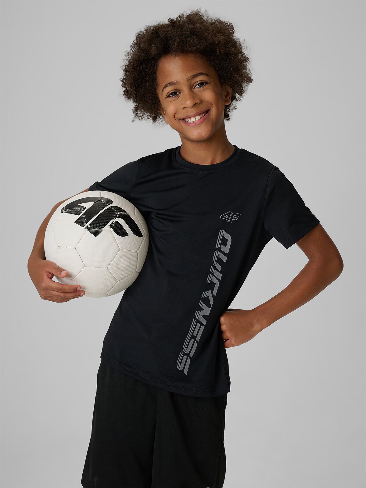 4F Tricou sport regular cu uscare rapidă pentru băieți - negre 134/140 (8-10 ani)