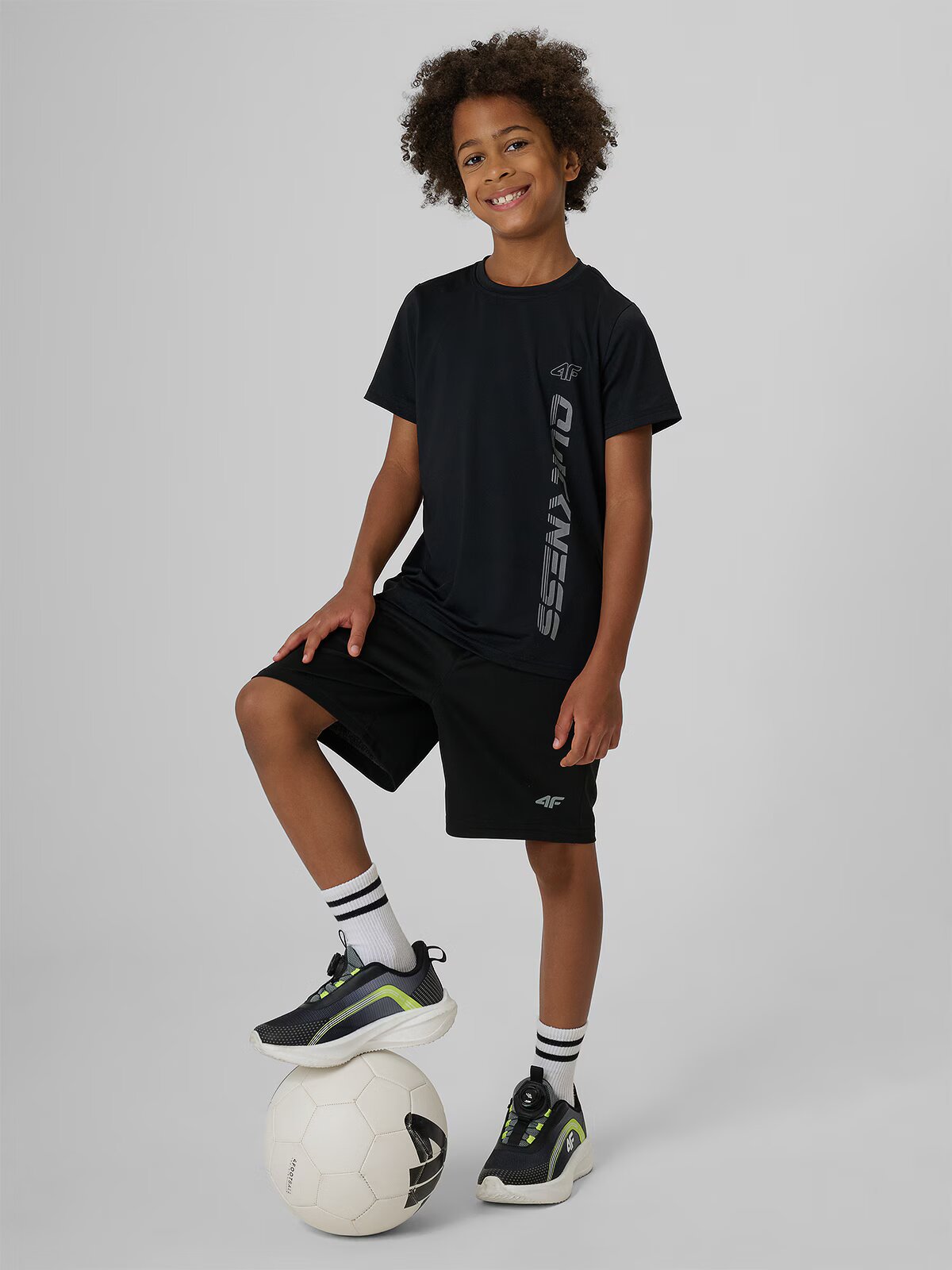 4F Tricou sport regular cu uscare rapidă pentru băieți - negre 134/140 (8-10 ani)