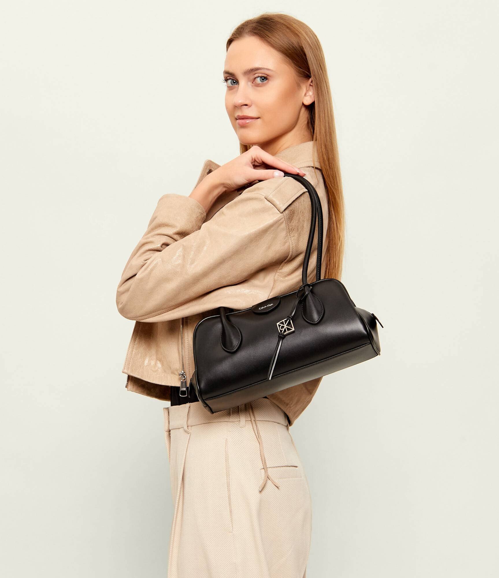 Calvin Klein Geantă pe umăr Emblem Trio