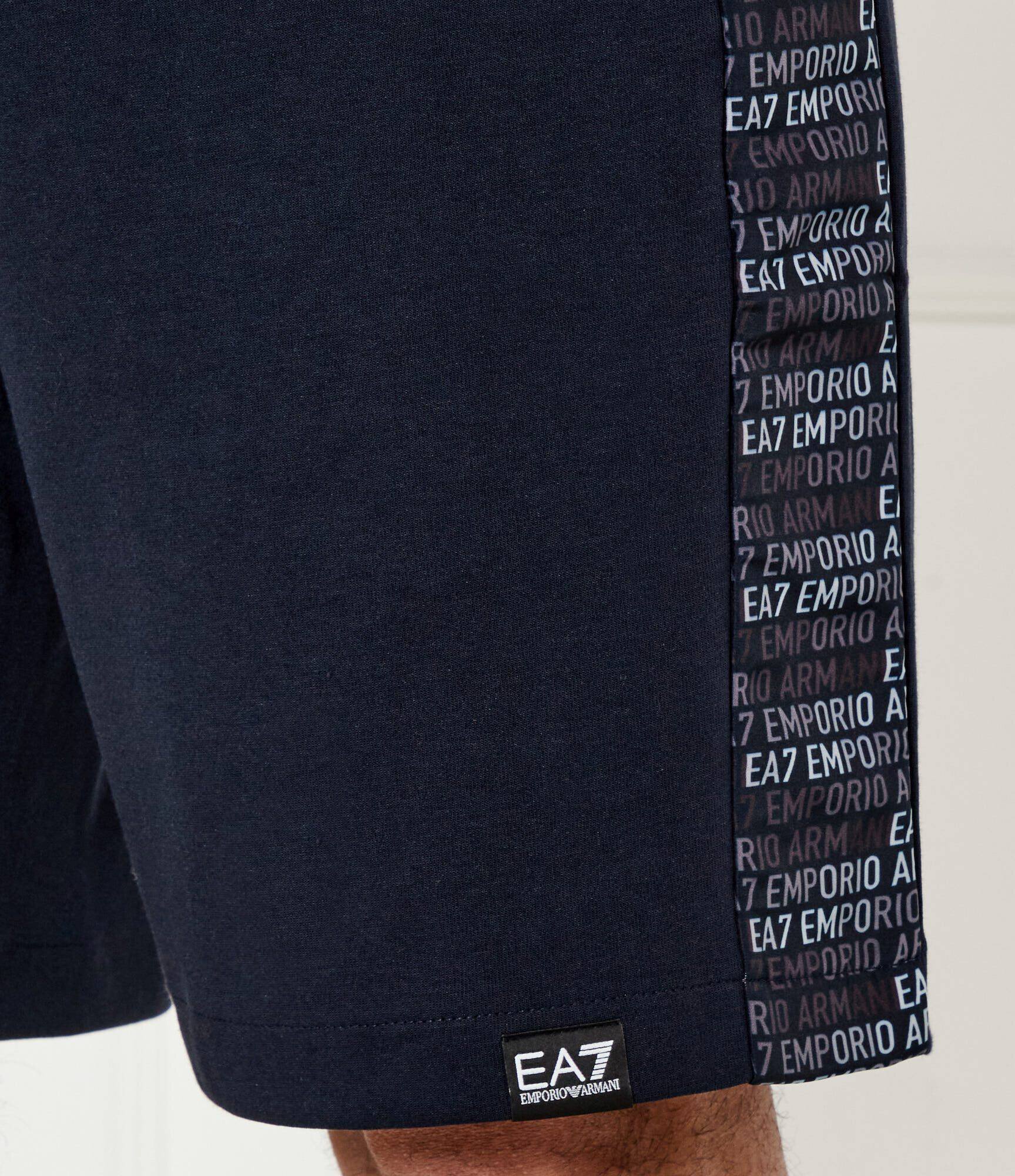 EA7 Pantaloni scurți | Regular Fit