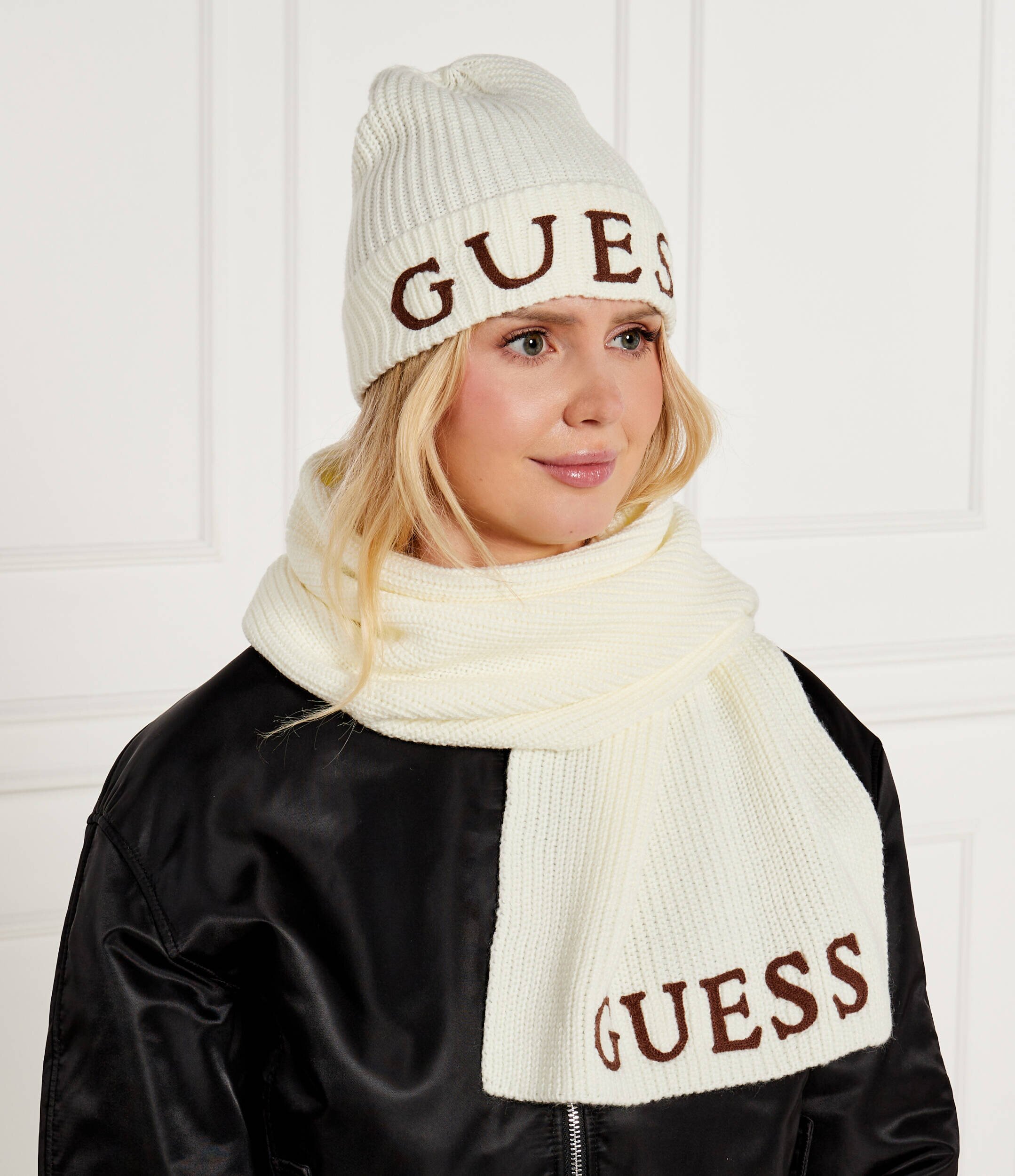 GUESS Șal + căciulă