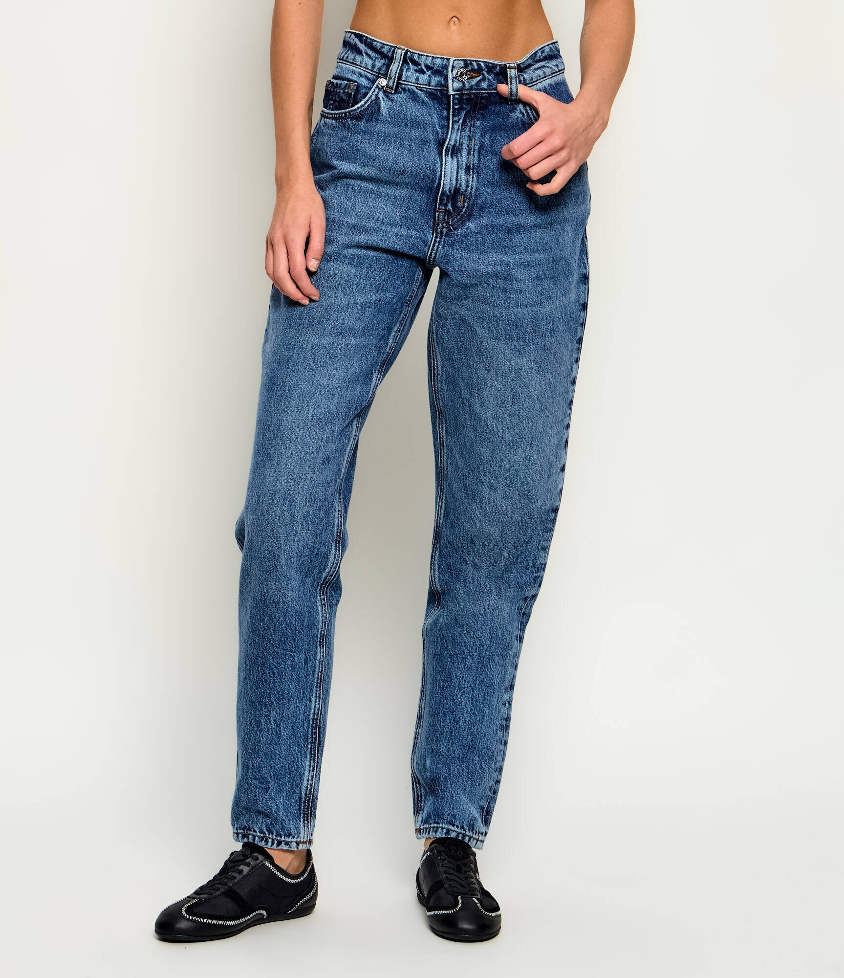 Hugo Blugi Garlene | Mom Fit