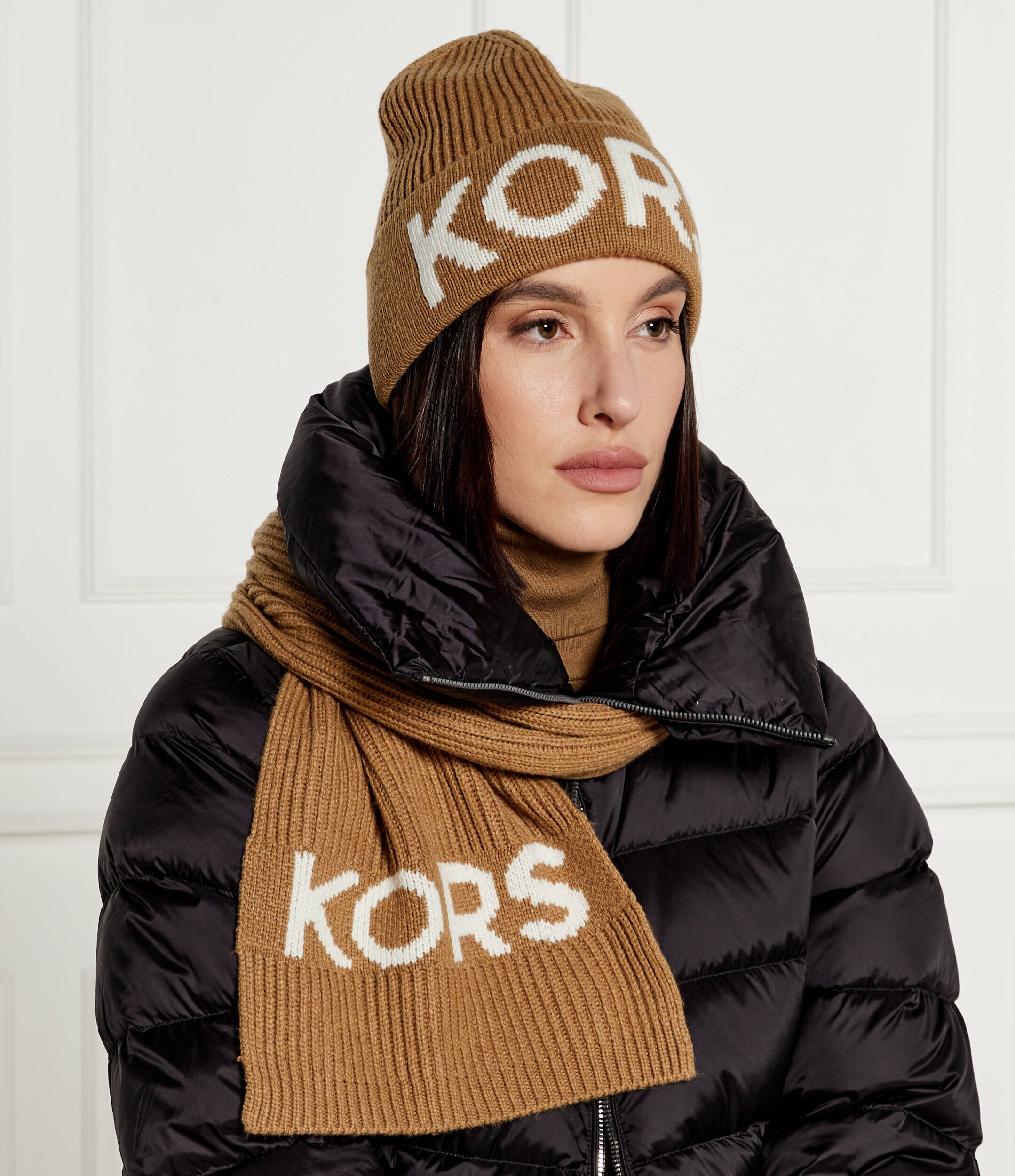 Michael Kors Șal + căciulă cu adaos de lână
