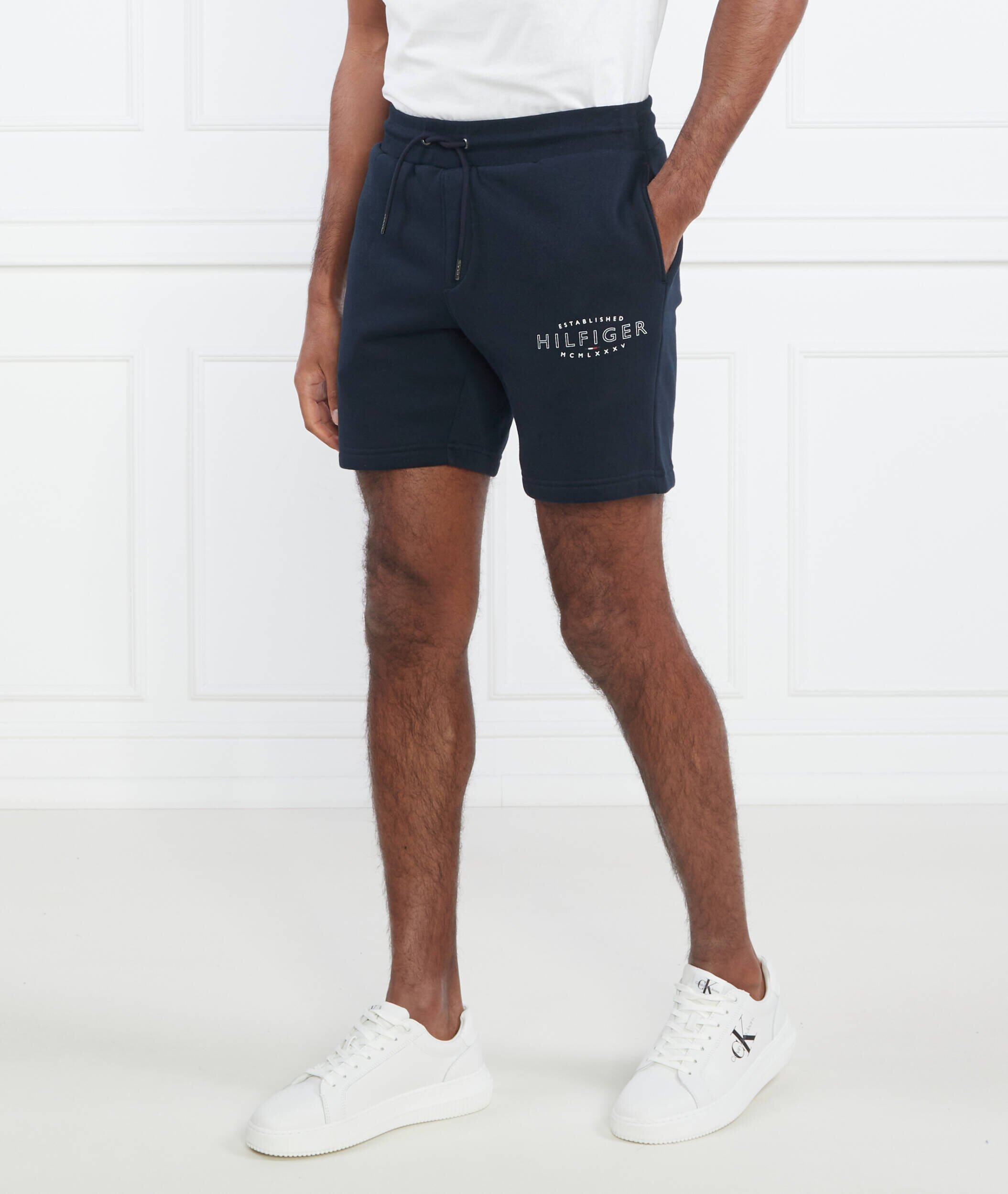 Tommy Hilfiger Pantaloni Scurți HILFIGER CURVE LOGO SWEATSHORT | Regular Fit
