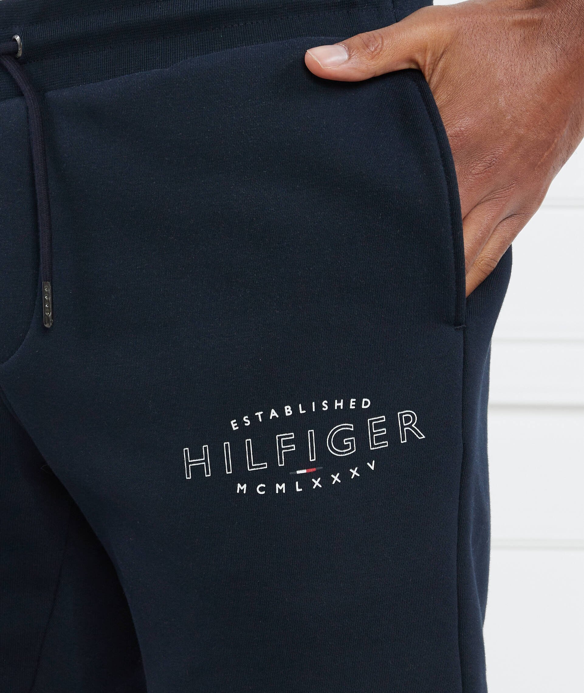 Tommy Hilfiger Pantaloni Scurți HILFIGER CURVE LOGO SWEATSHORT | Regular Fit