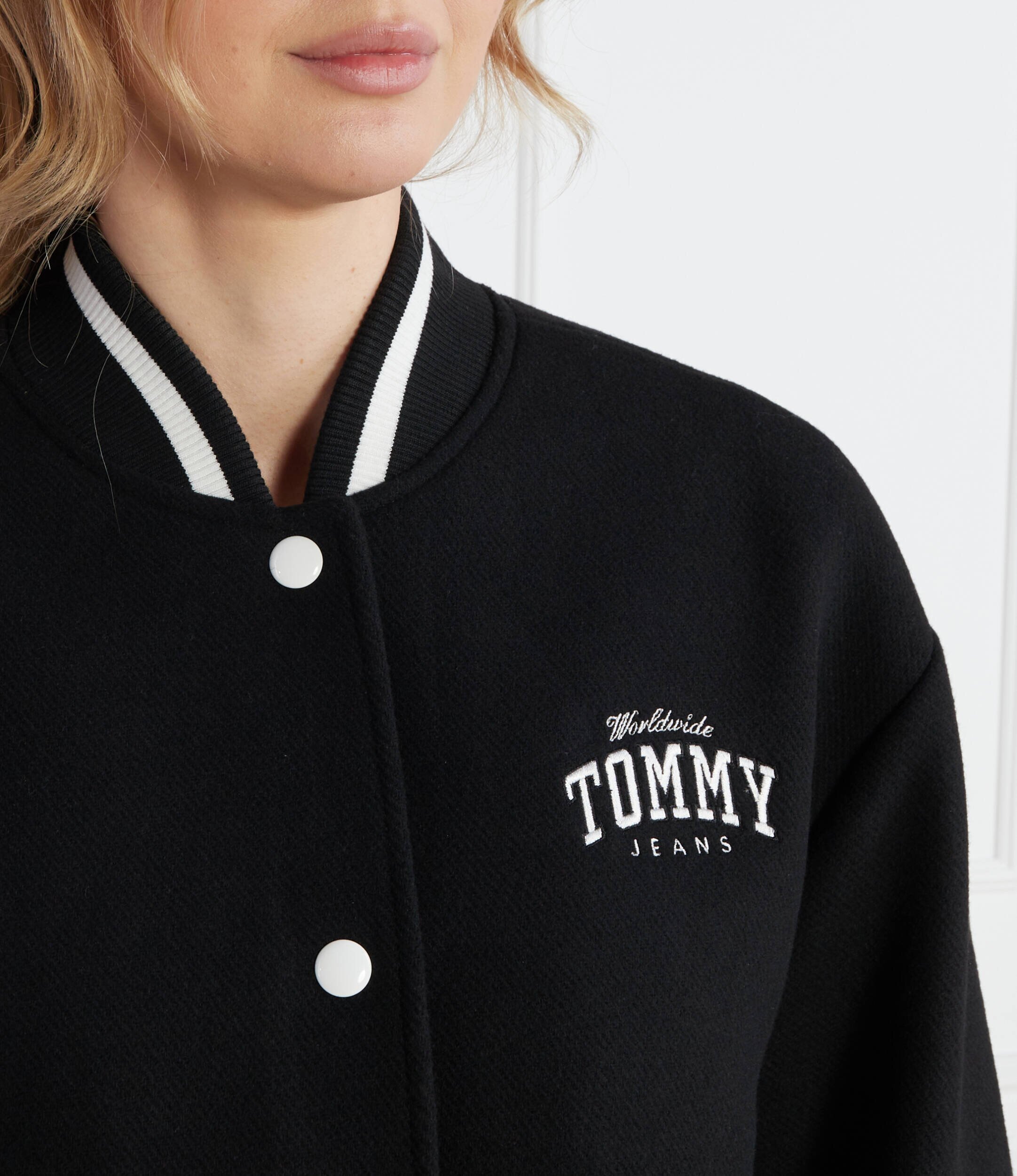Tommy Jeans Geacă bomber TJW CRP WOOL VARSITY | Cropped Fit cu adaos de lână