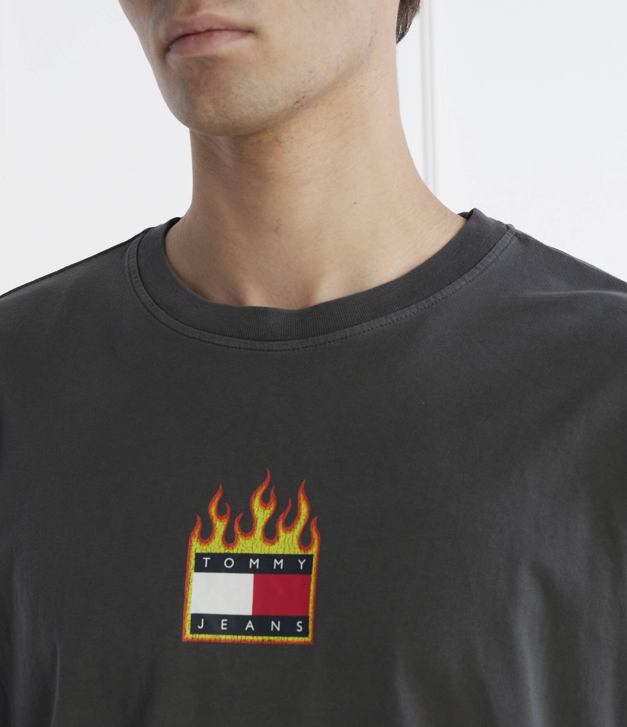 Tommy Jeans Longsleeve TJM L/S BURNING BADGE TEE | Regular Fit