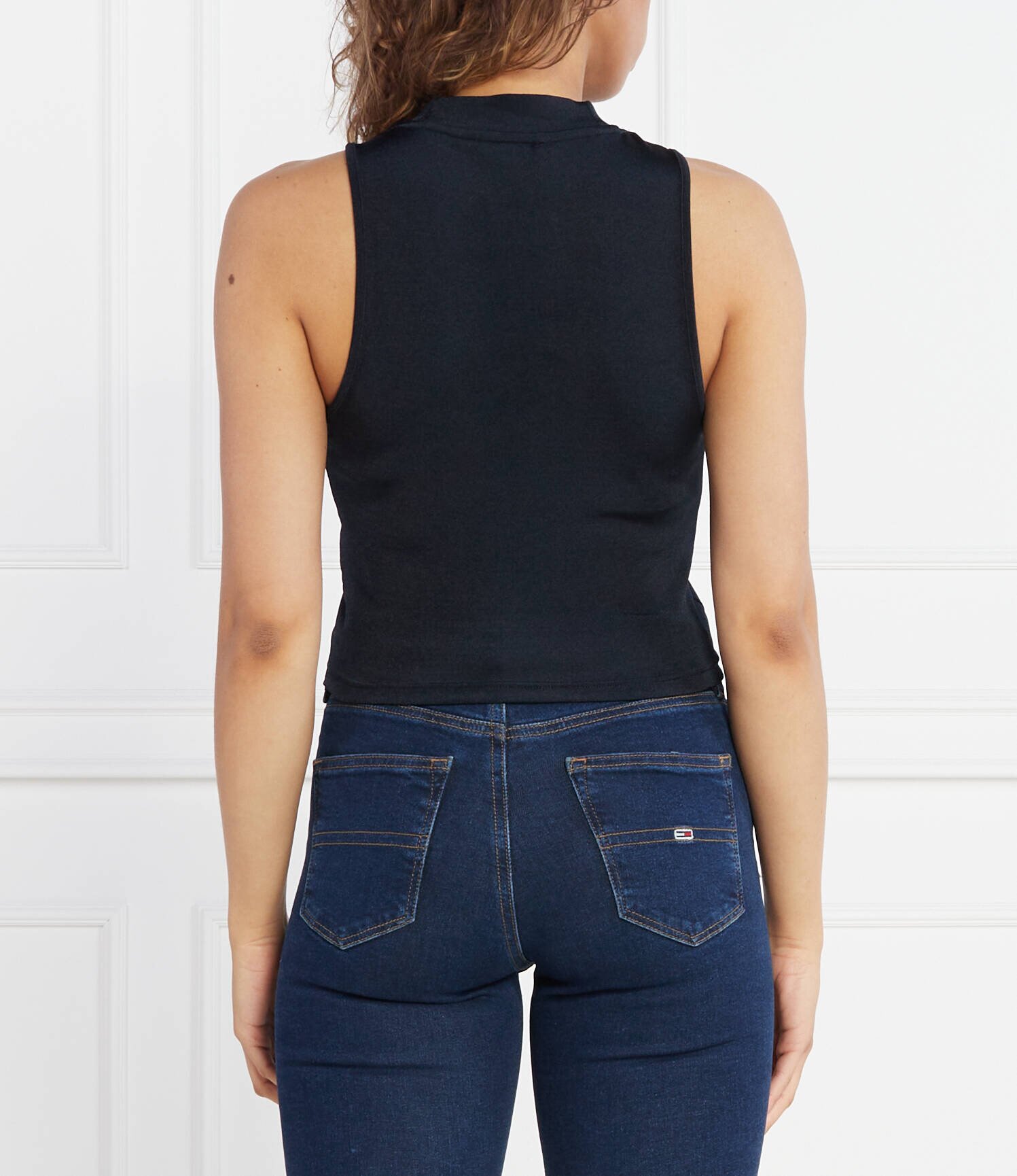 Tommy Jeans Top BADGE HIGH NECK TANK | Cropped Fit