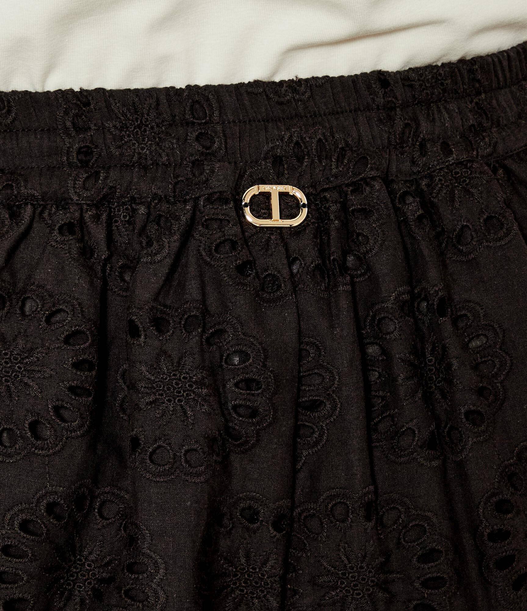 TWINSET De dantelă pantaloni scurți | Regular Fit