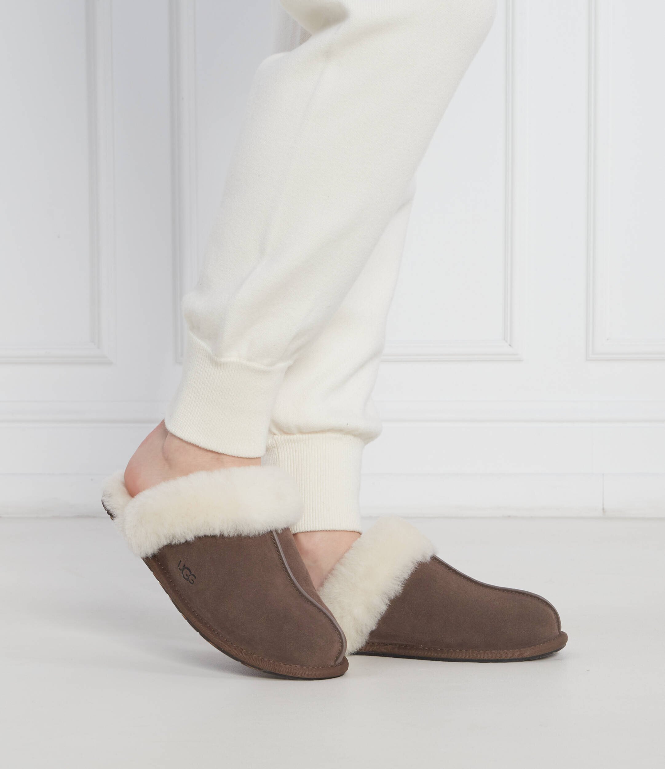 UGG Căptușite papuci de casă W Scuffette II cu adaos de lână | shearling | piele întoarsă