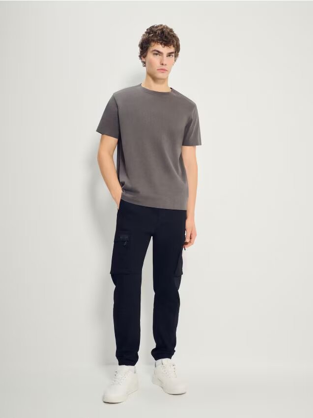 House Pantaloni joggers cu buzunare cargo