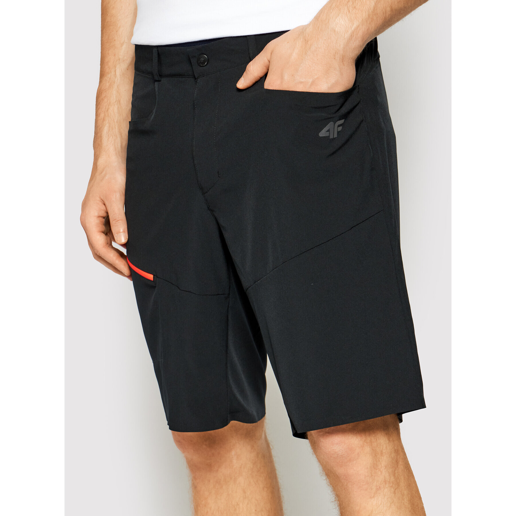 4F Pantaloni scurți sport H4L21-SKMF060 Negru Regular Fit - Pled.ro