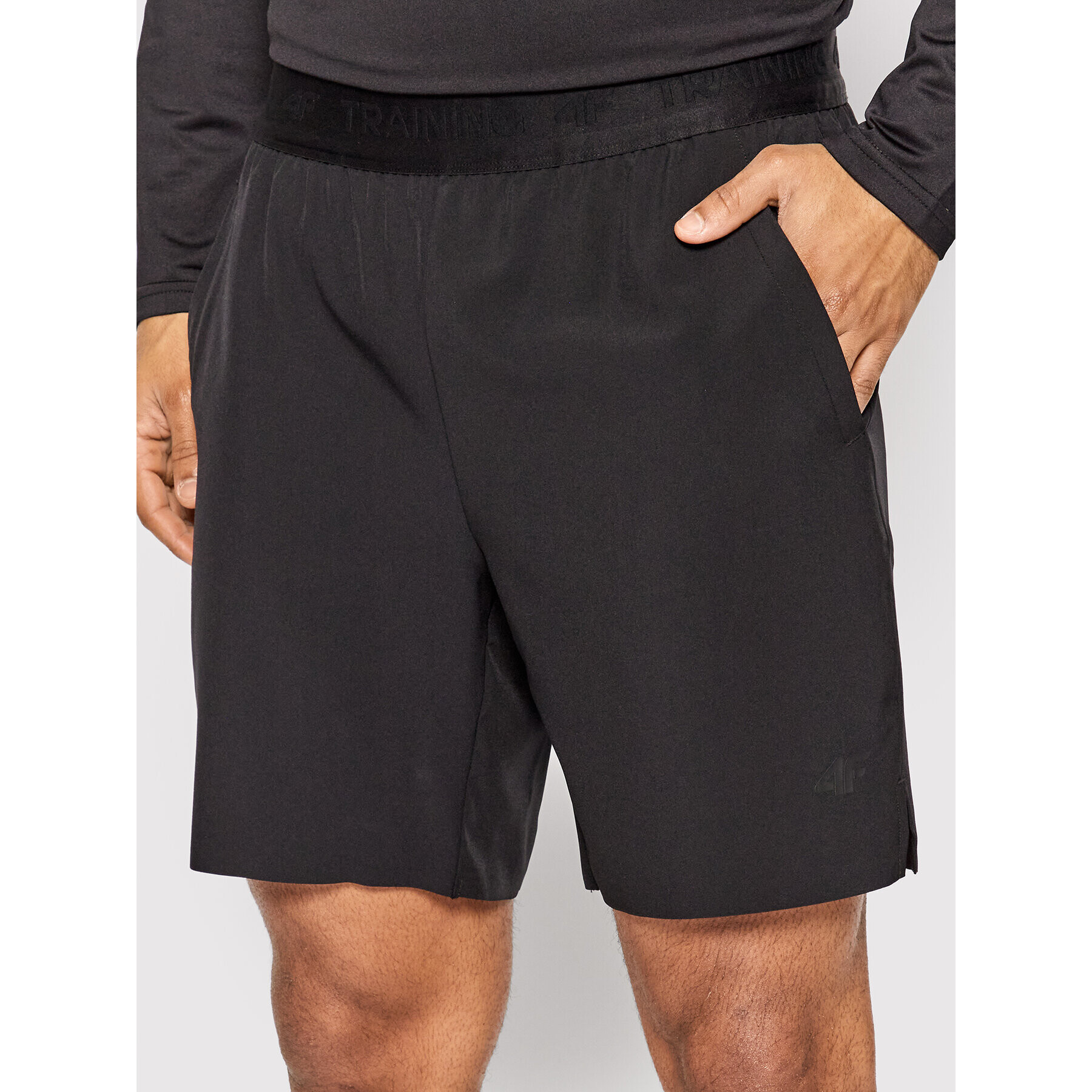 4F Pantaloni scurți sport H4L22-SKMF015 Negru Regular Fit - Pled.ro