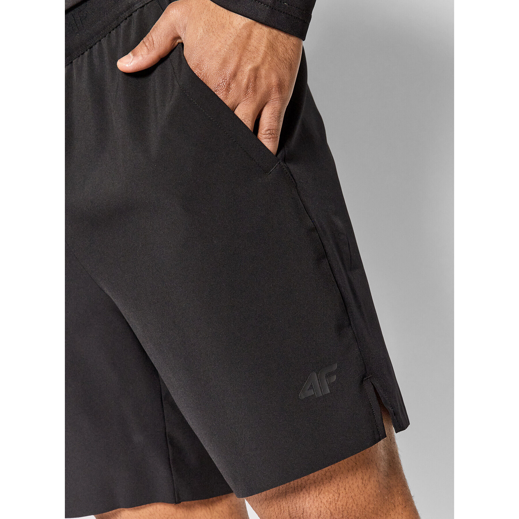 4F Pantaloni scurți sport H4L22-SKMF015 Negru Regular Fit - Pled.ro