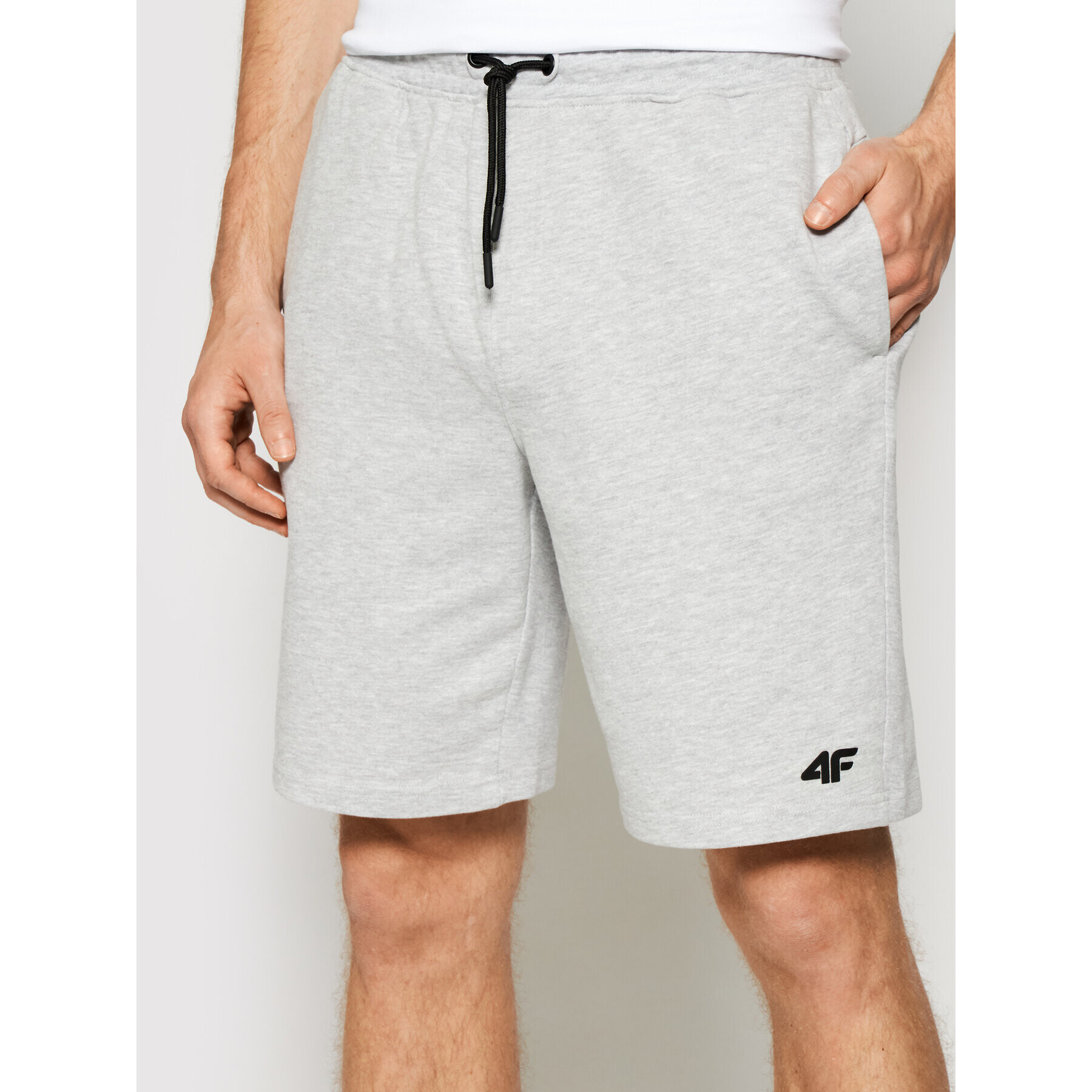 4F Pantaloni scurți sport NOSH4-SKMD001 Gri Regular Fit - Pled.ro