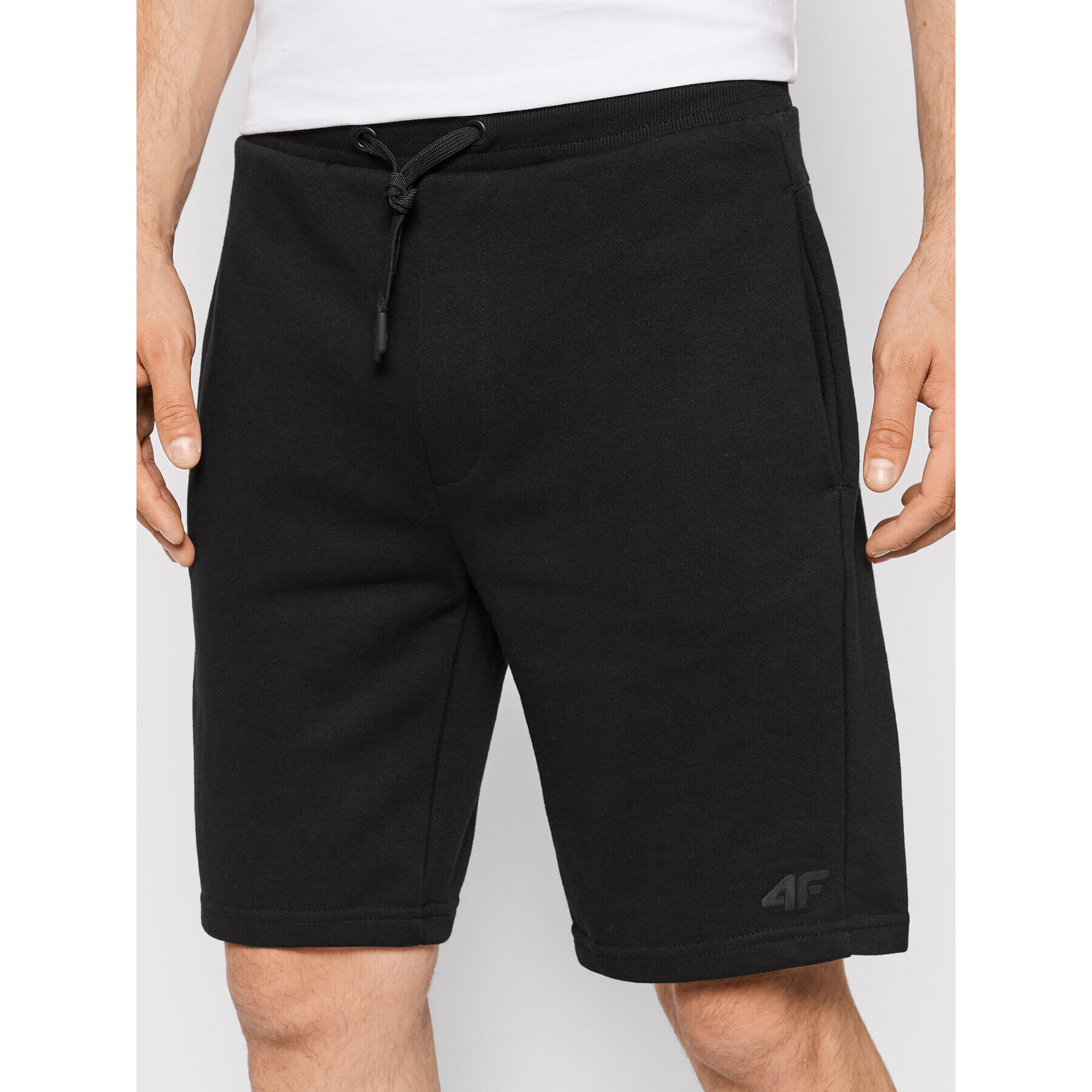 4F Pantaloni scurți sport NOSH4-SKMD350 Negru Regular Fit - Pled.ro