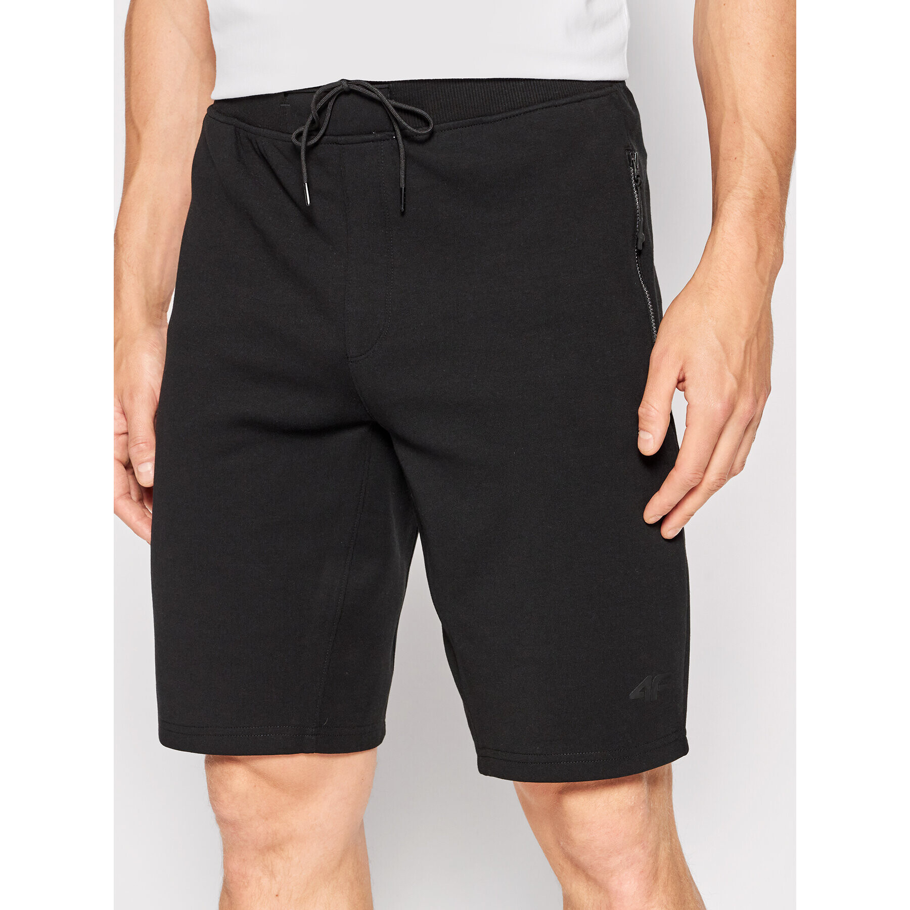 4F Pantaloni scurți sport H4L22-SKMD011 Negru Regular Fit - Pled.ro