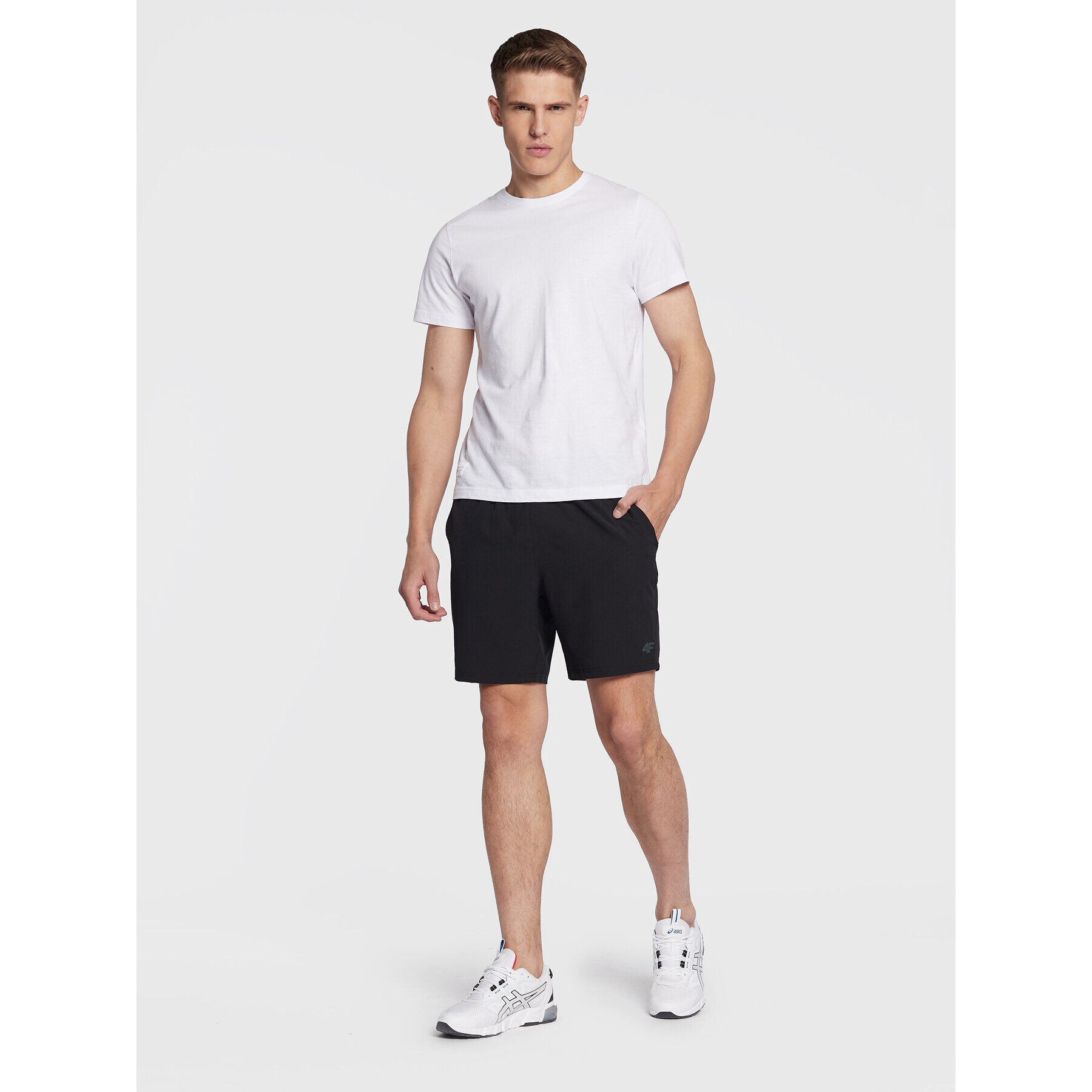 4F Pantaloni scurți sport H4Z22-SKMF011 Negru Regular Fit - Pled.ro