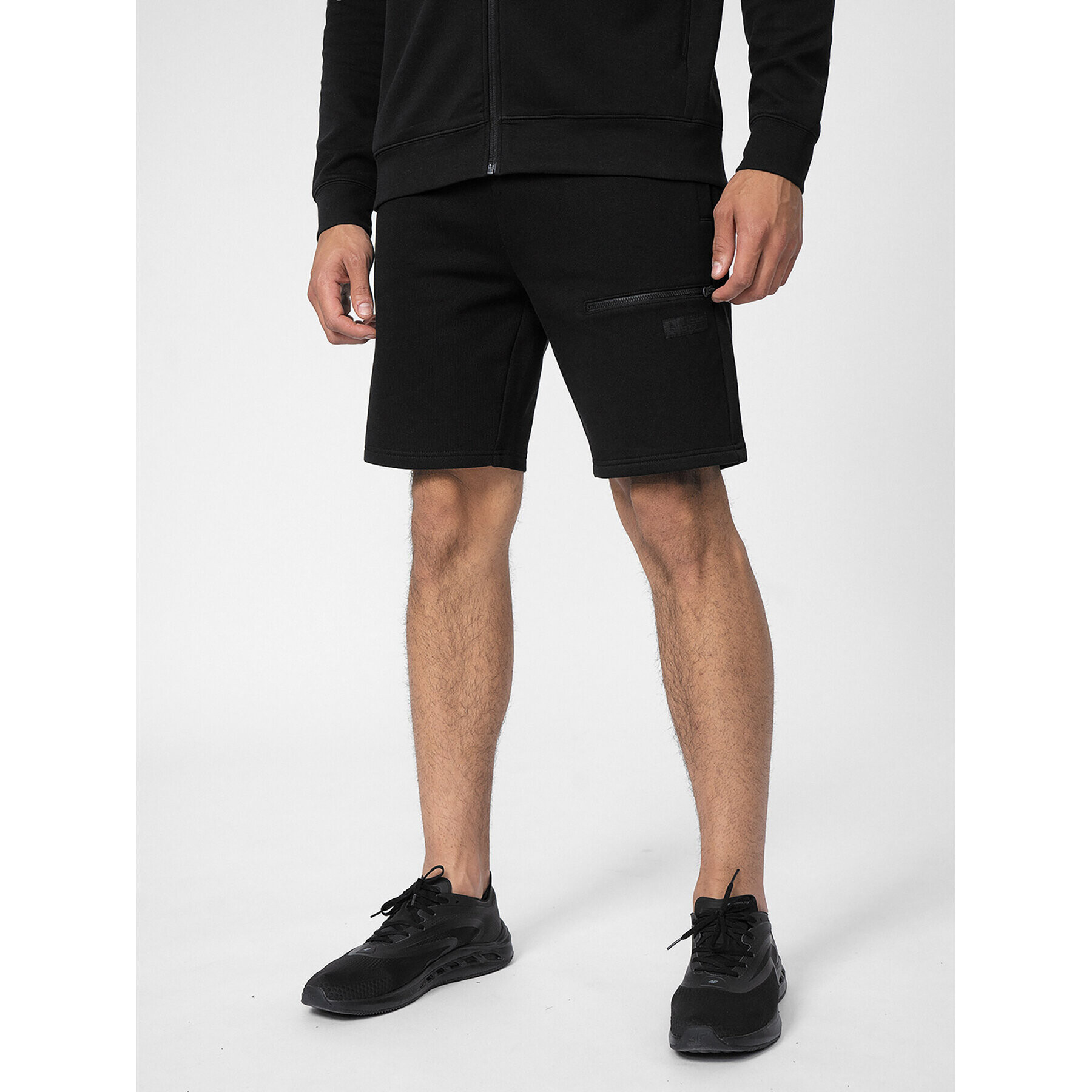 4F Pantaloni scurți sport SS23TSHOM057 Negru Regular Fit - Pled.ro