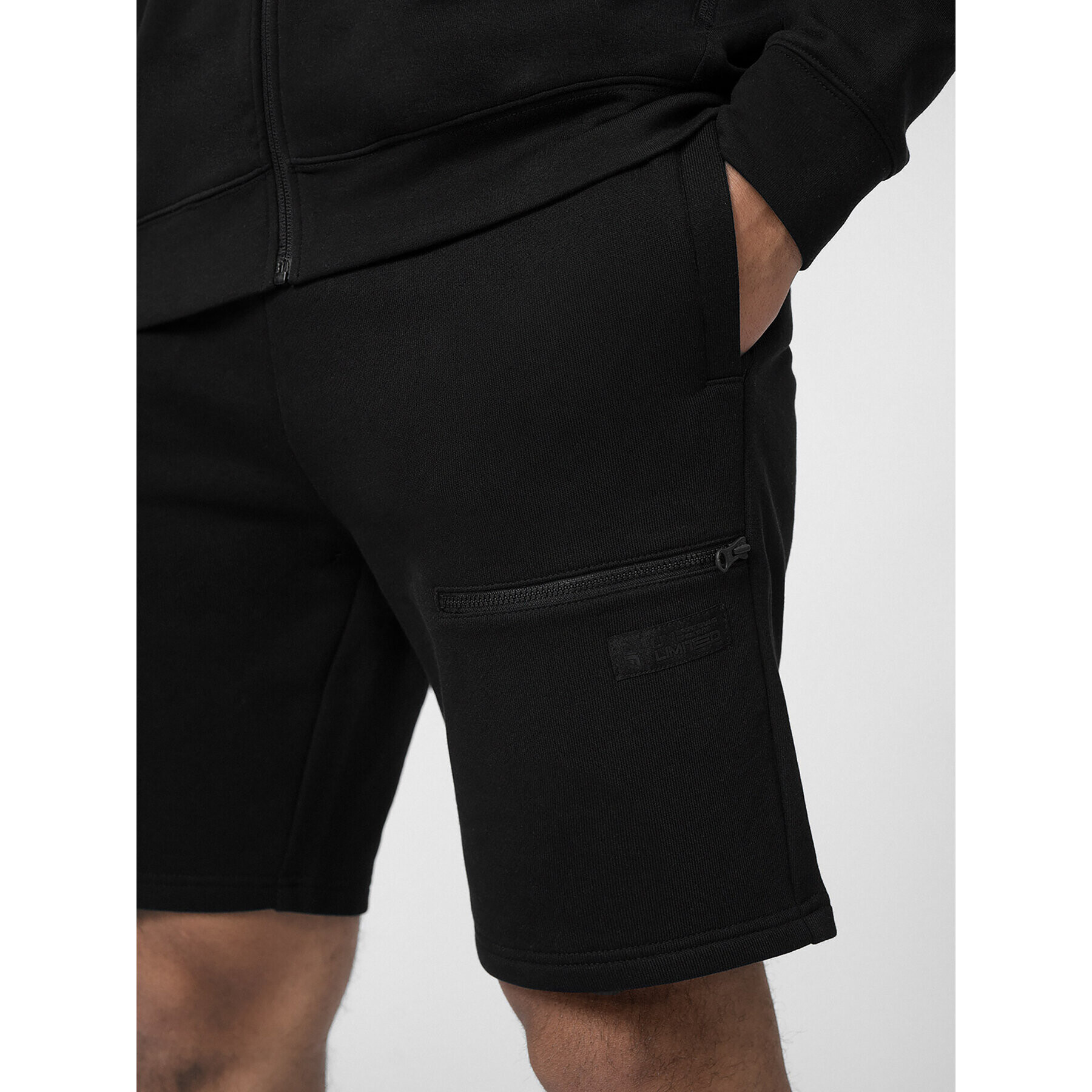 4F Pantaloni scurți sport SS23TSHOM057 Negru Regular Fit - Pled.ro