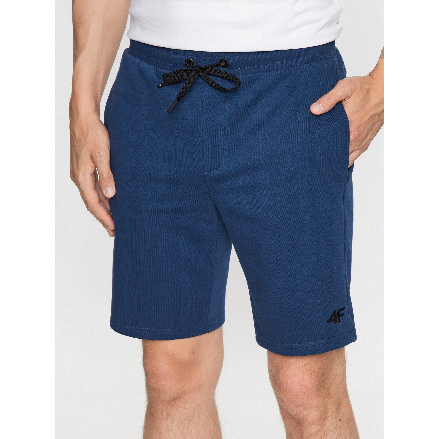 4F Pantaloni scurți sport SS23TSHOM156 Albastru Regular Fit - Pled.ro