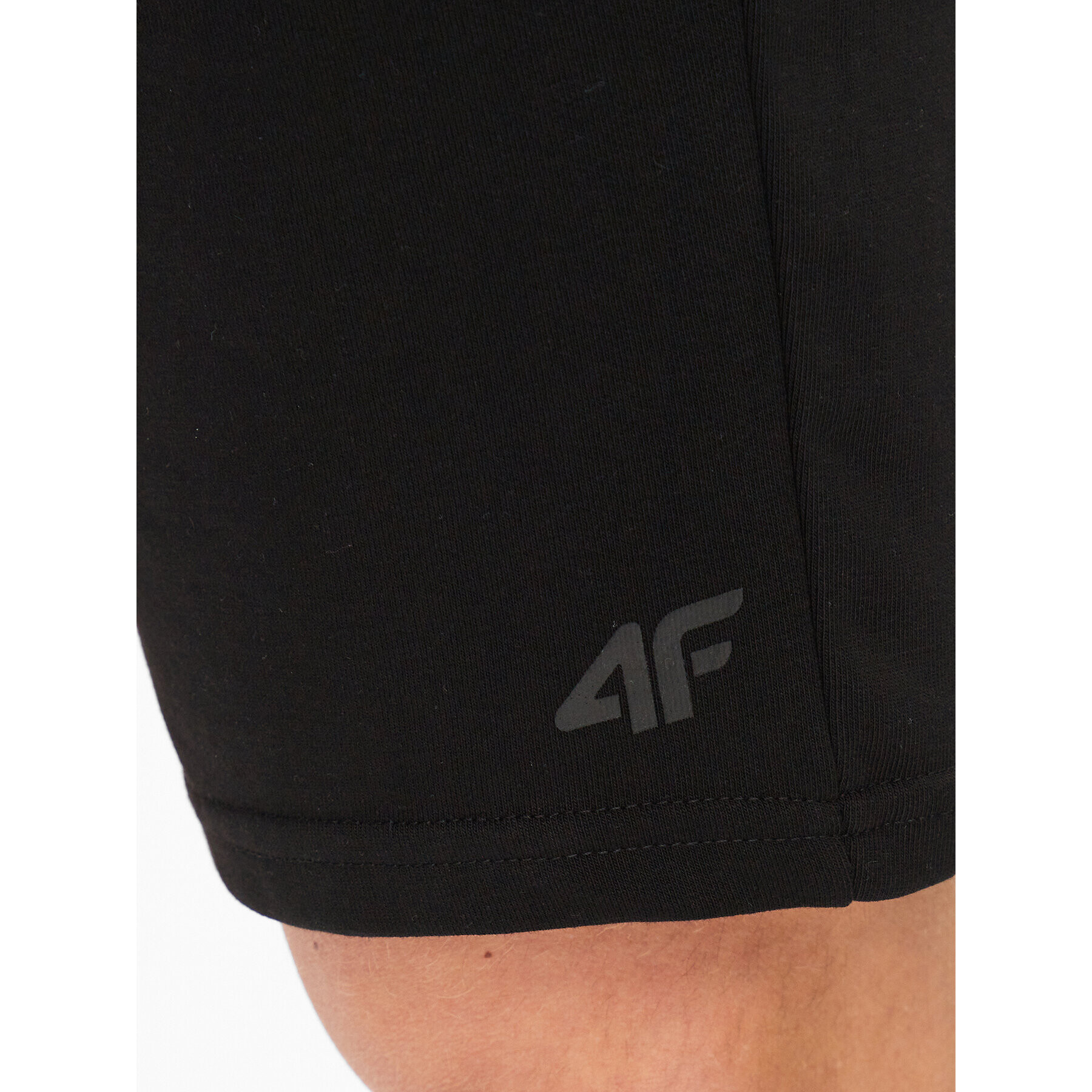 4F Pantaloni scurți sport SS23TSHOM156 Negru Regular Fit - Pled.ro