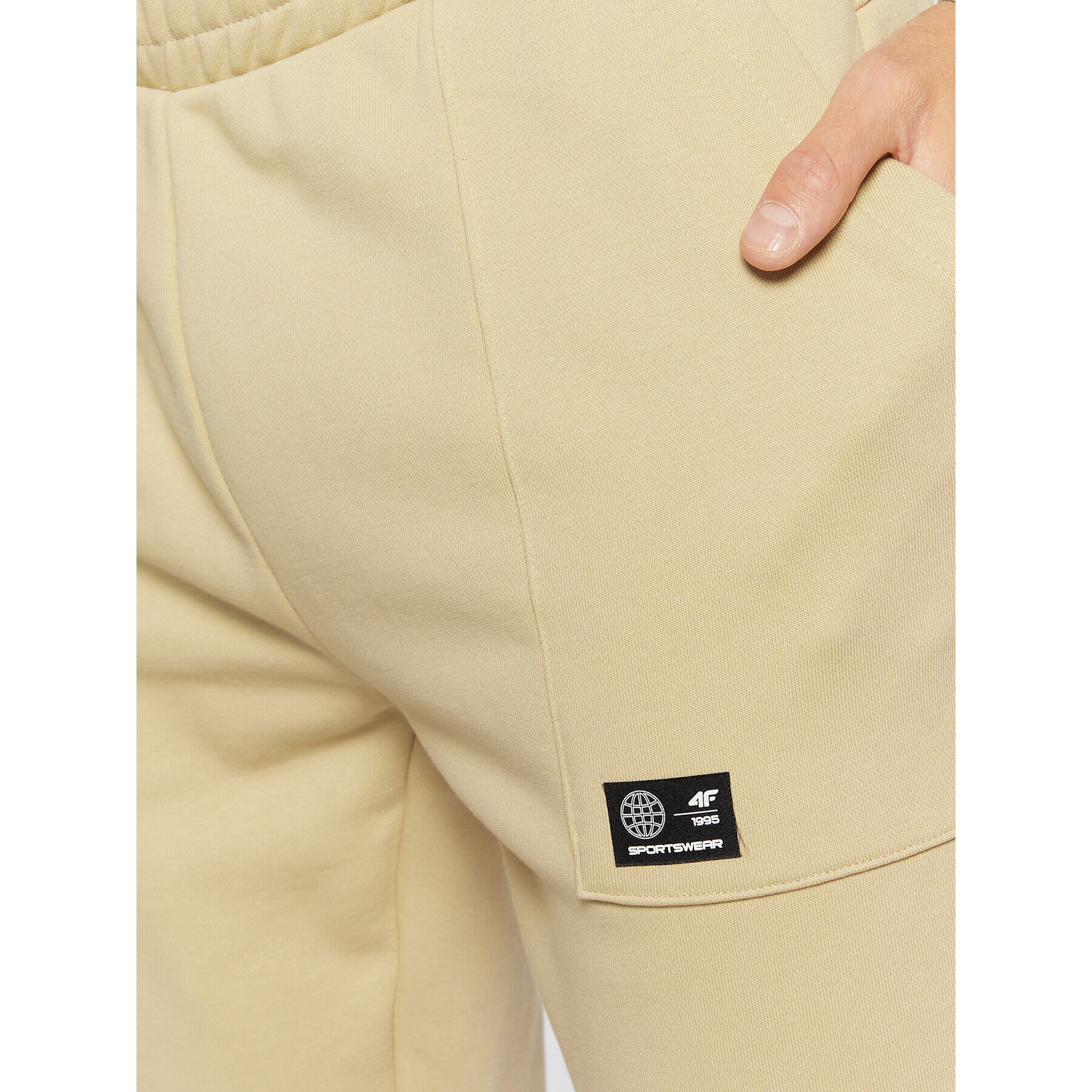 4F Pantaloni trening H4Z22-SPMD010 Bej Relaxed Fit - Pled.ro