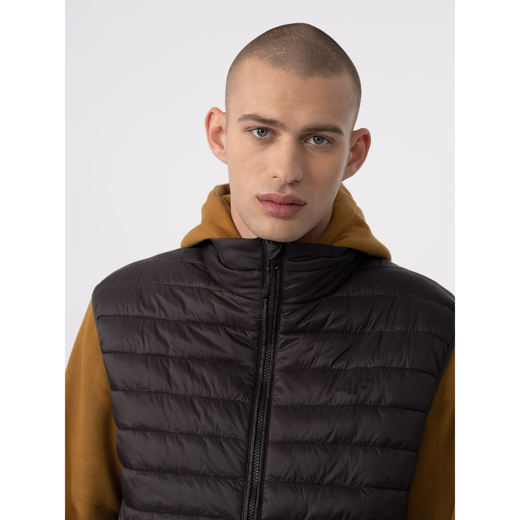 4F Vestă AW23TVESM062 Maro Regular Fit - Pled.ro