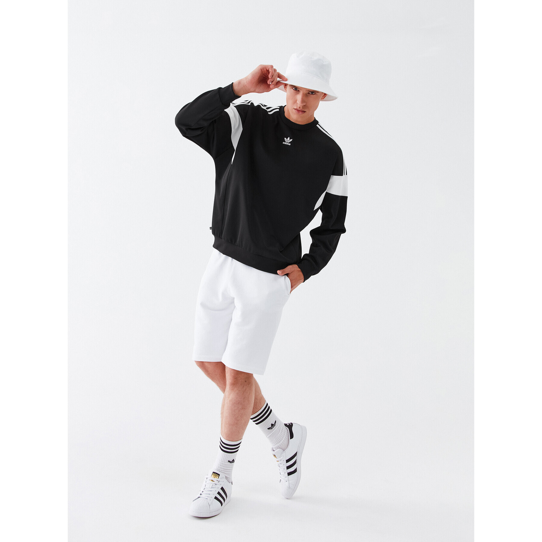 adidas Bluză adicolor Classic Cut Line Crew HN6117 Negru Relaxed Fit - Pled.ro