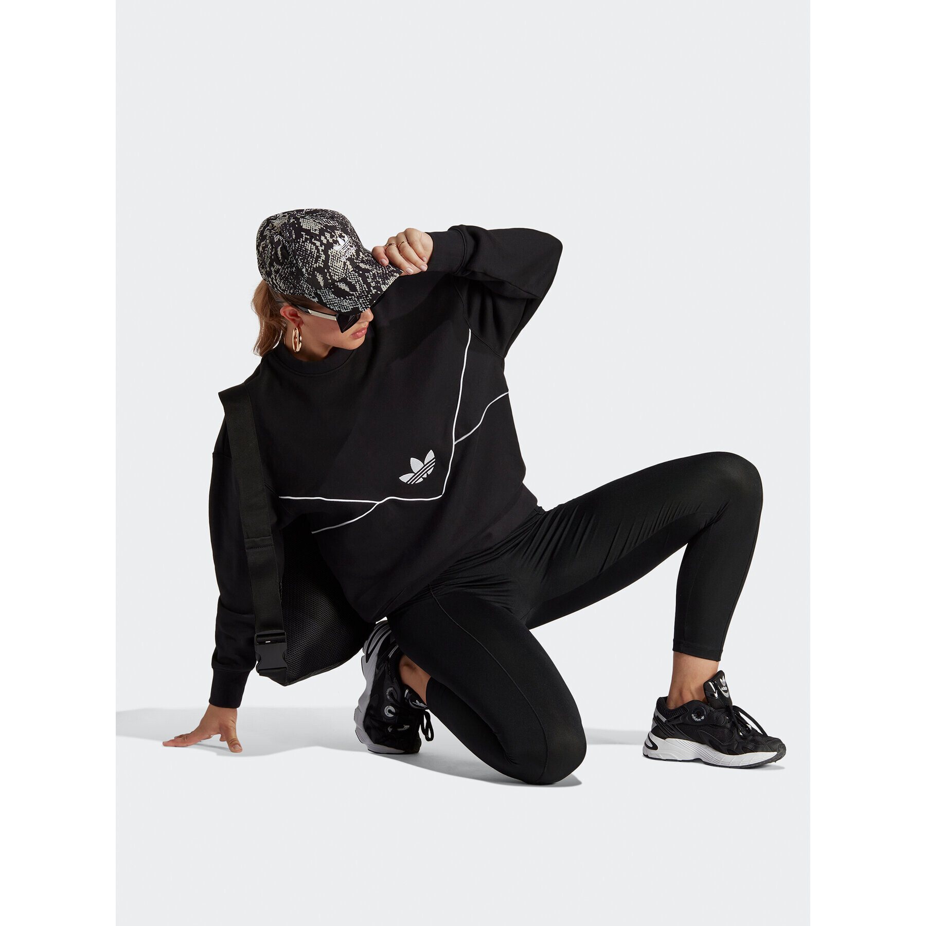 adidas Bluză Boyfriend Crew IB5750 Negru Regular Fit - Pled.ro