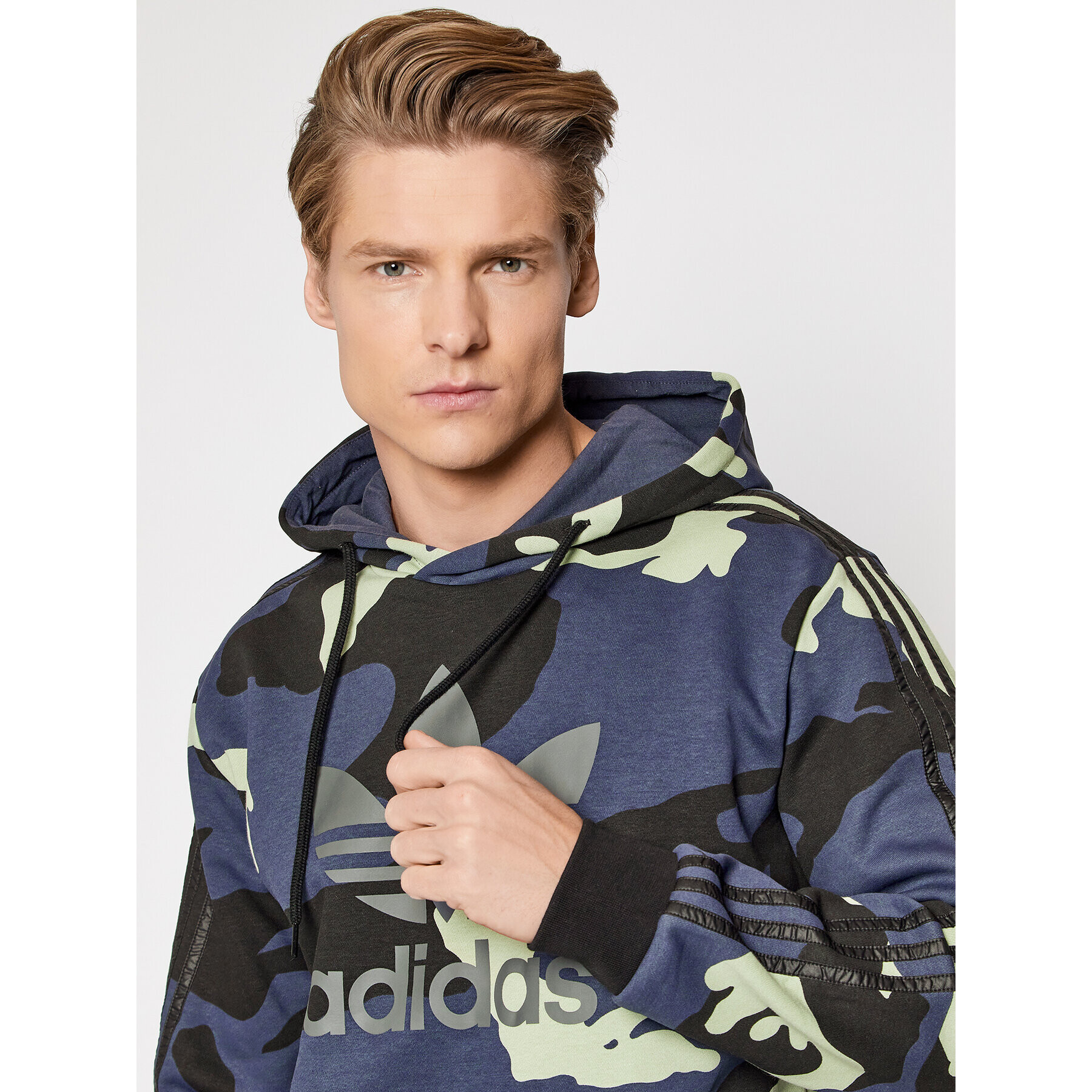 adidas Bluză Graphics Camo HF4882 Bleumarin Standard Fit - Pled.ro