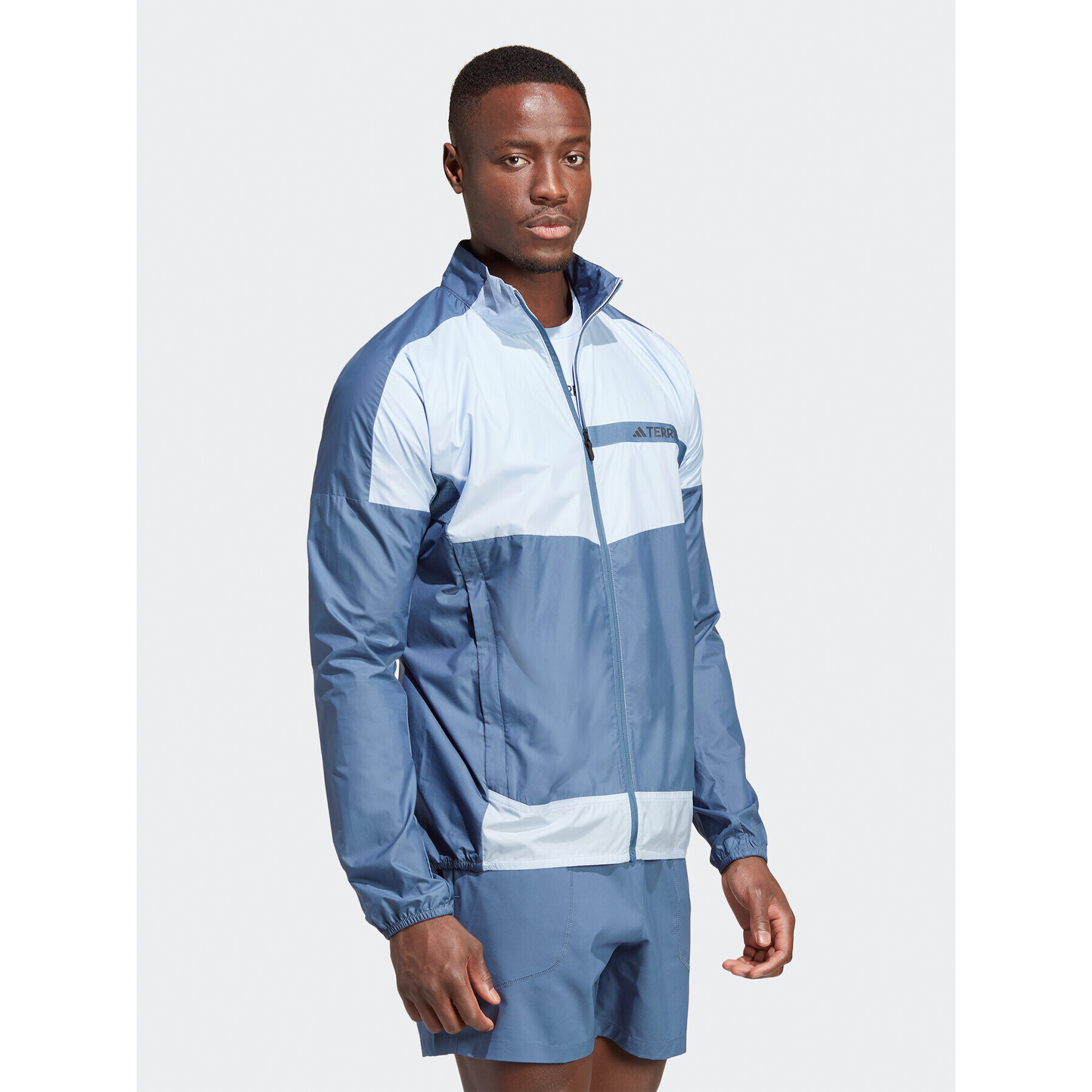 adidas Geacă de vânt Terrex Multi Windbreaker HM4028 Albastru Regular Fit - Pled.ro