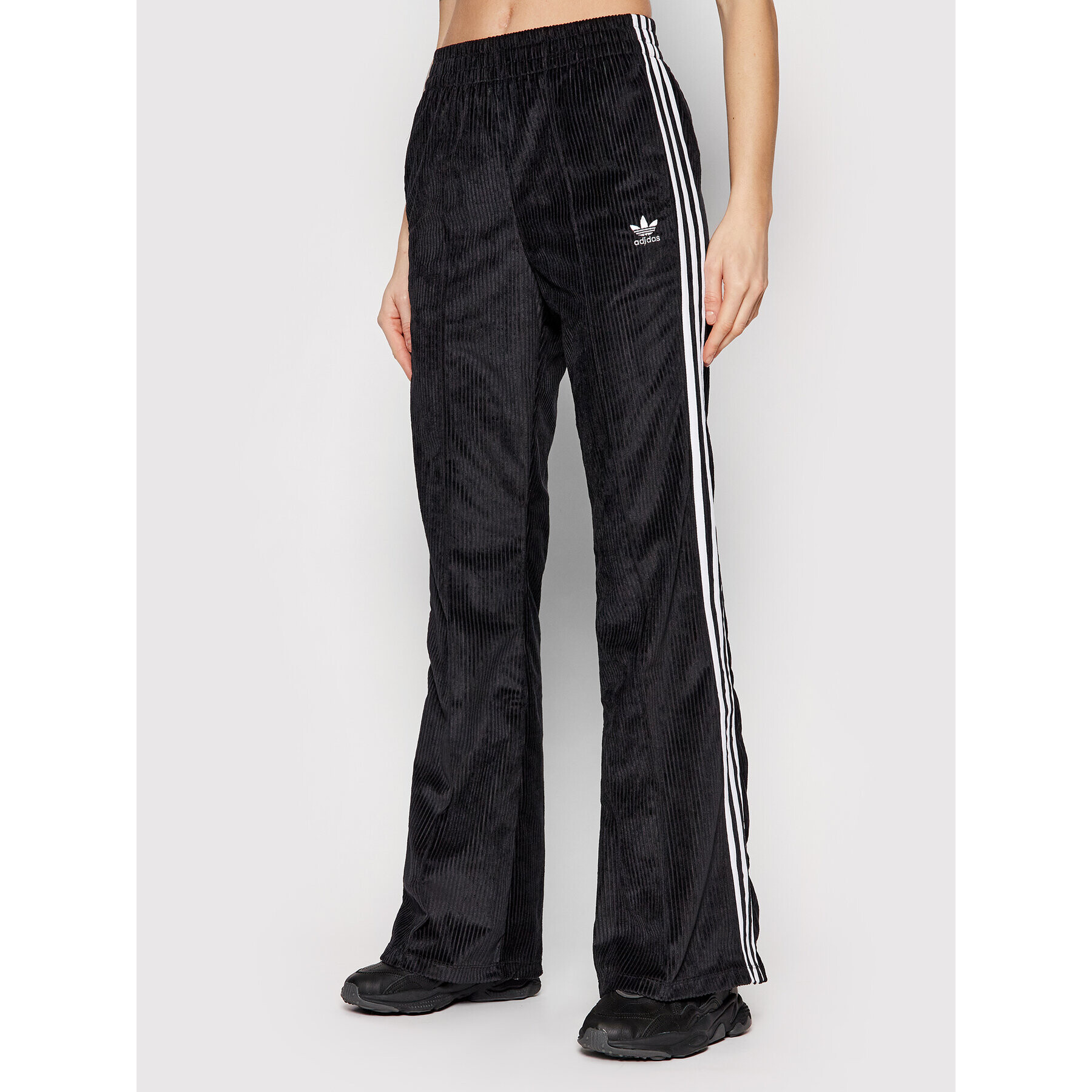 adidas Pantaloni din material adicolor Classics Chunky H37837 Negru Regular Fit - Pled.ro