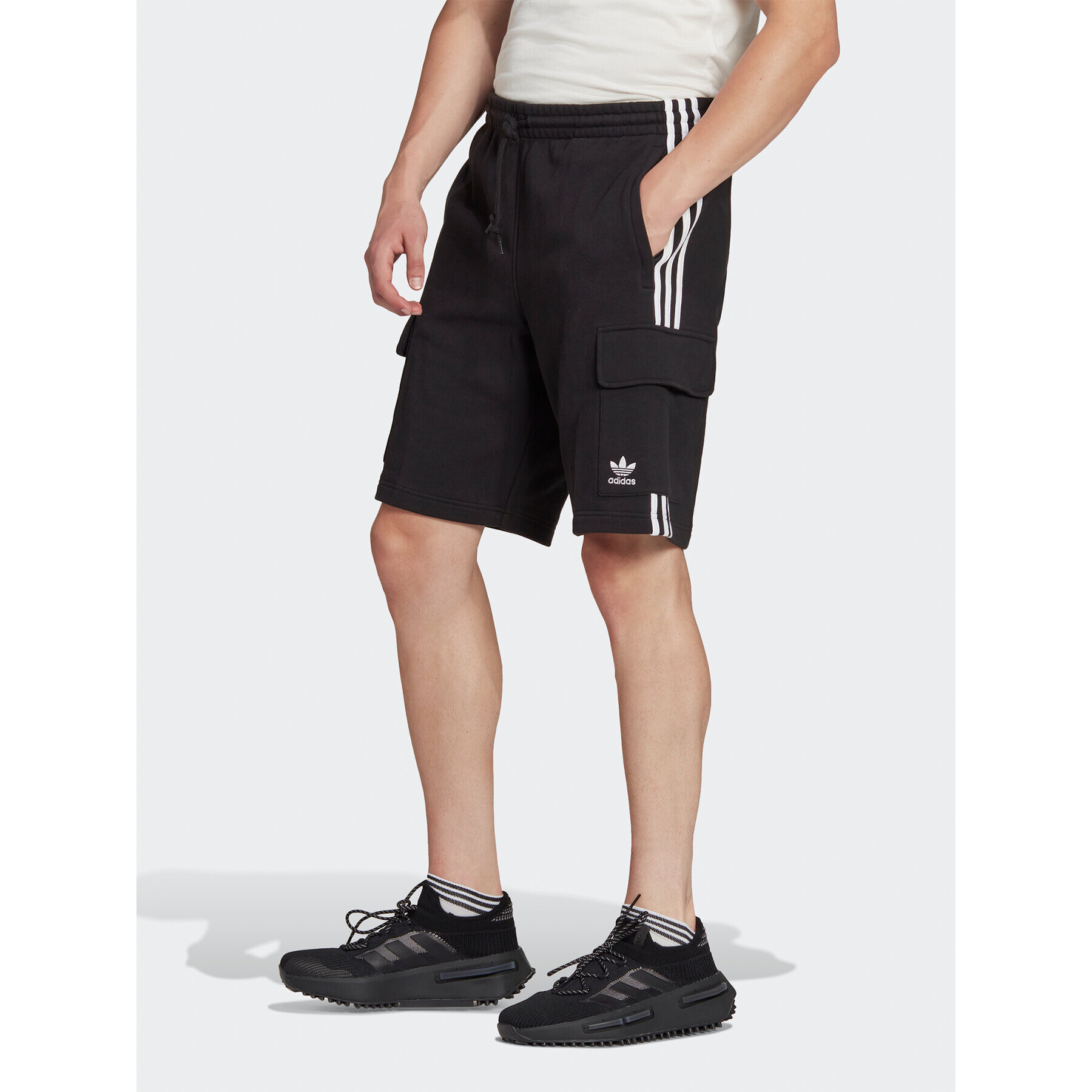 adidas Pantaloni scurți sport Adicolor Classics 3-Stripes Cargo Shorts IA6334 Negru Regular Fit - Pled.ro