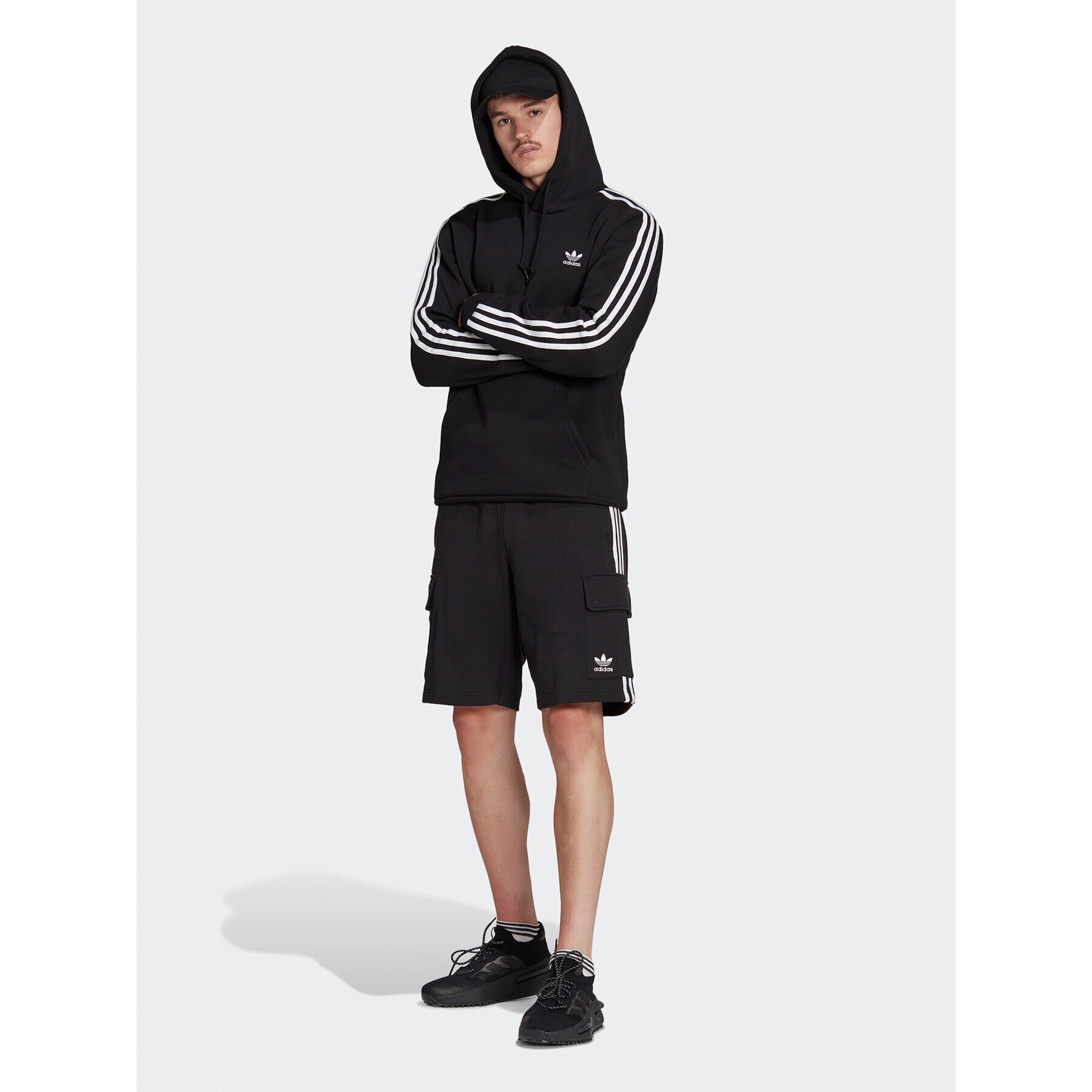 adidas Pantaloni scurți sport Adicolor Classics 3-Stripes Cargo Shorts IA6334 Negru Regular Fit - Pled.ro