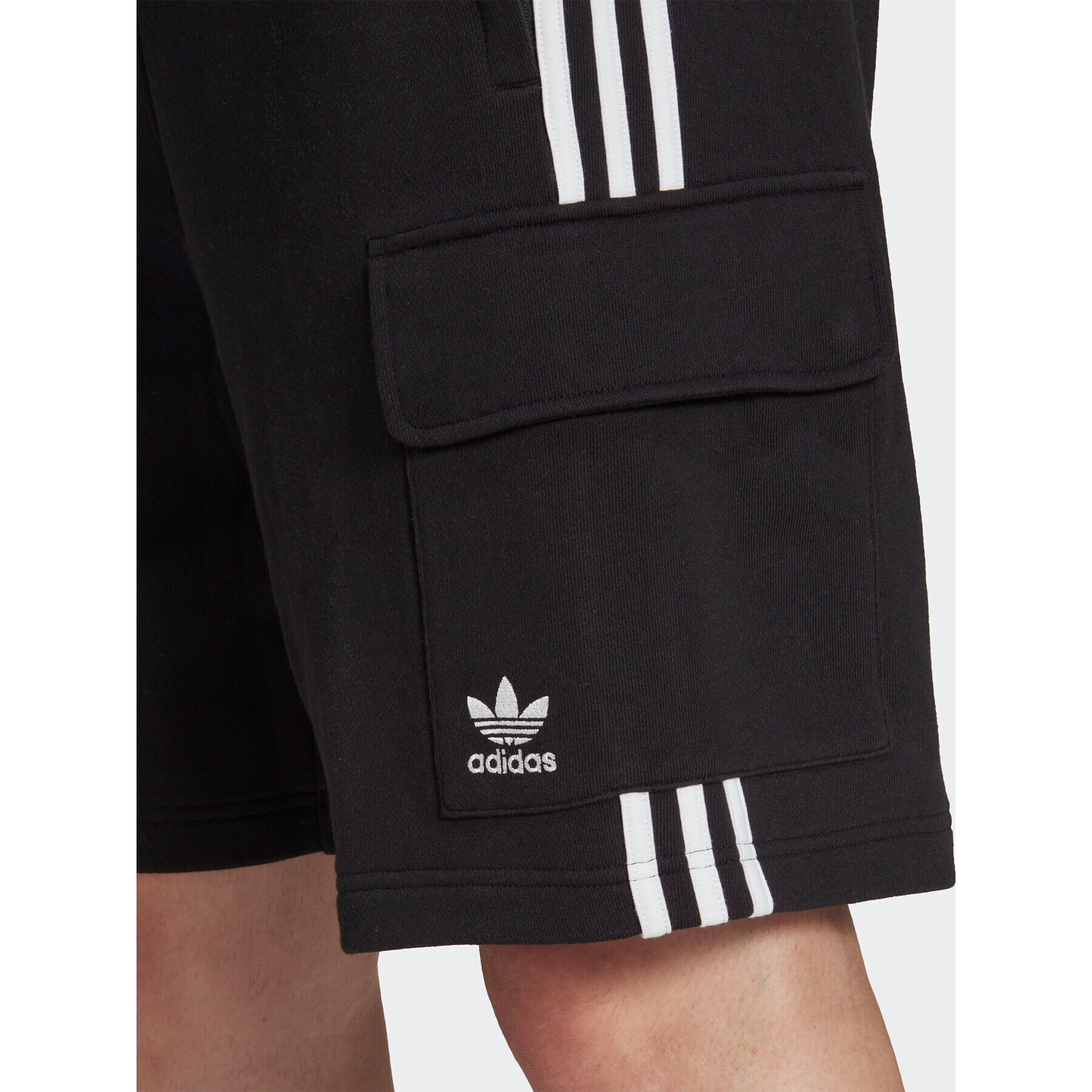 adidas Pantaloni scurți sport Adicolor Classics 3-Stripes Cargo Shorts IA6334 Negru Regular Fit - Pled.ro