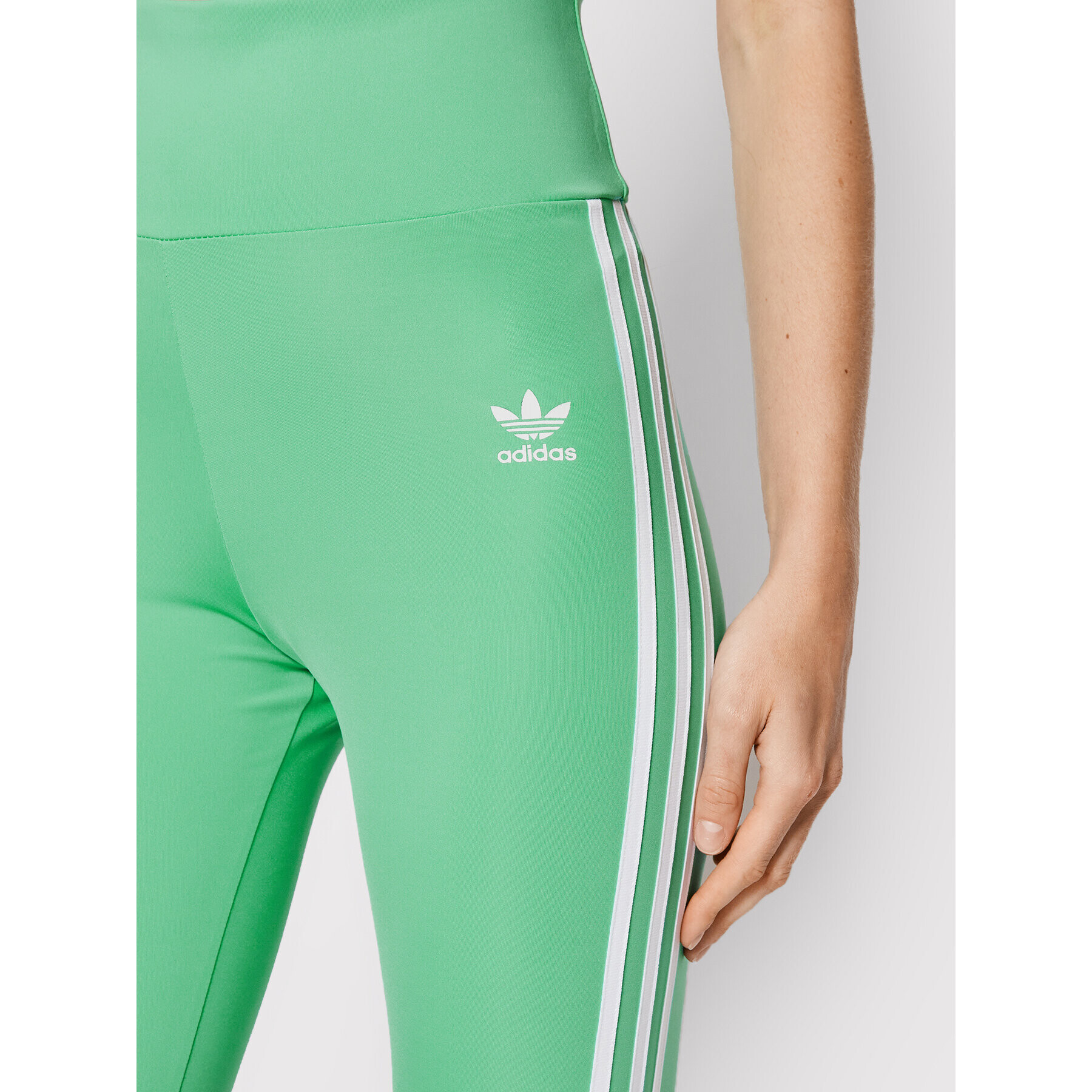 adidas Pantaloni scurți sport adicolor Classics HE9503 Verde Slim Fit - Pled.ro